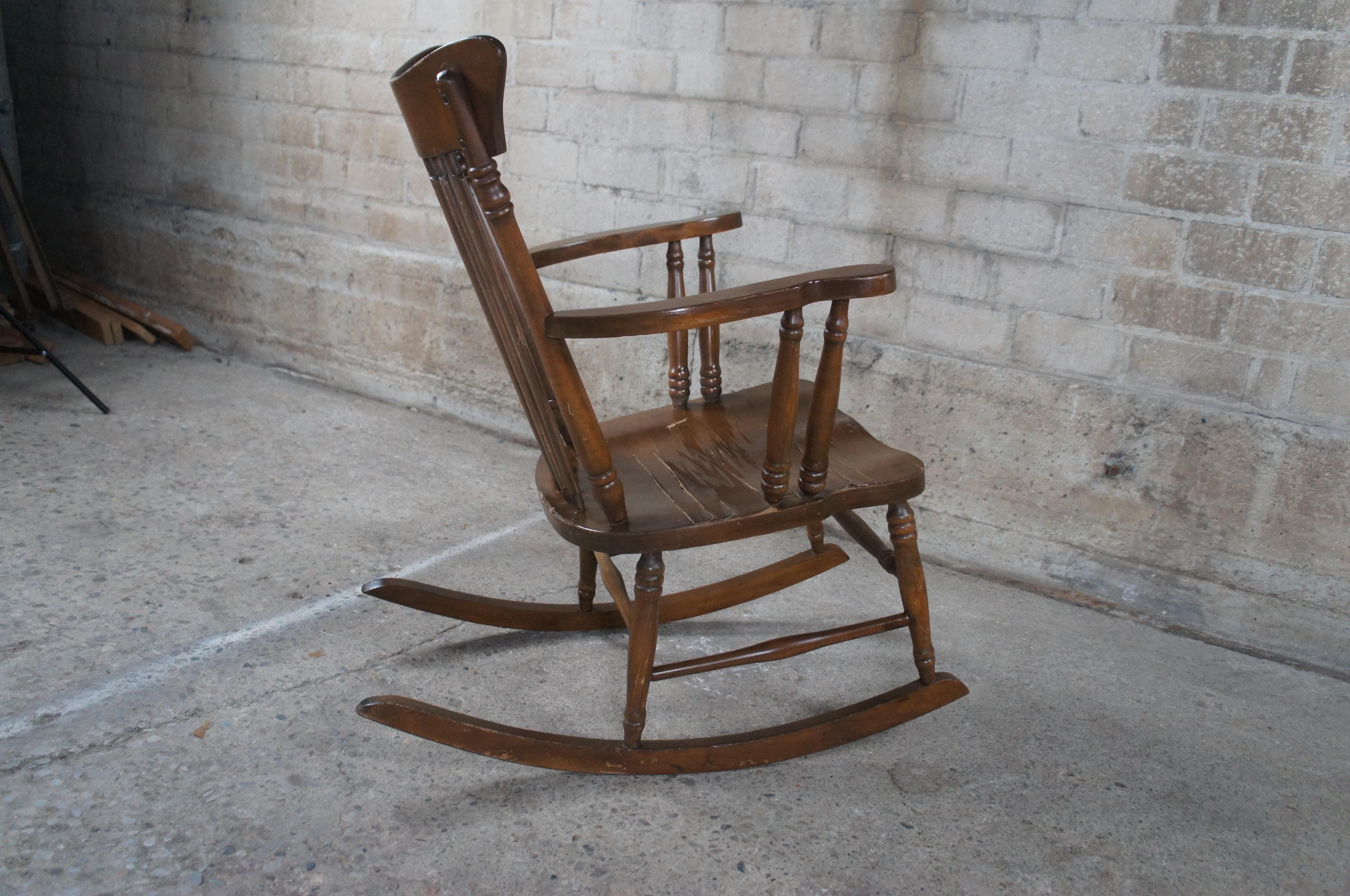 Chaise à bascule ancienne de style ferme de Windsor à dossier en érable et rocker coussin  en vente 3