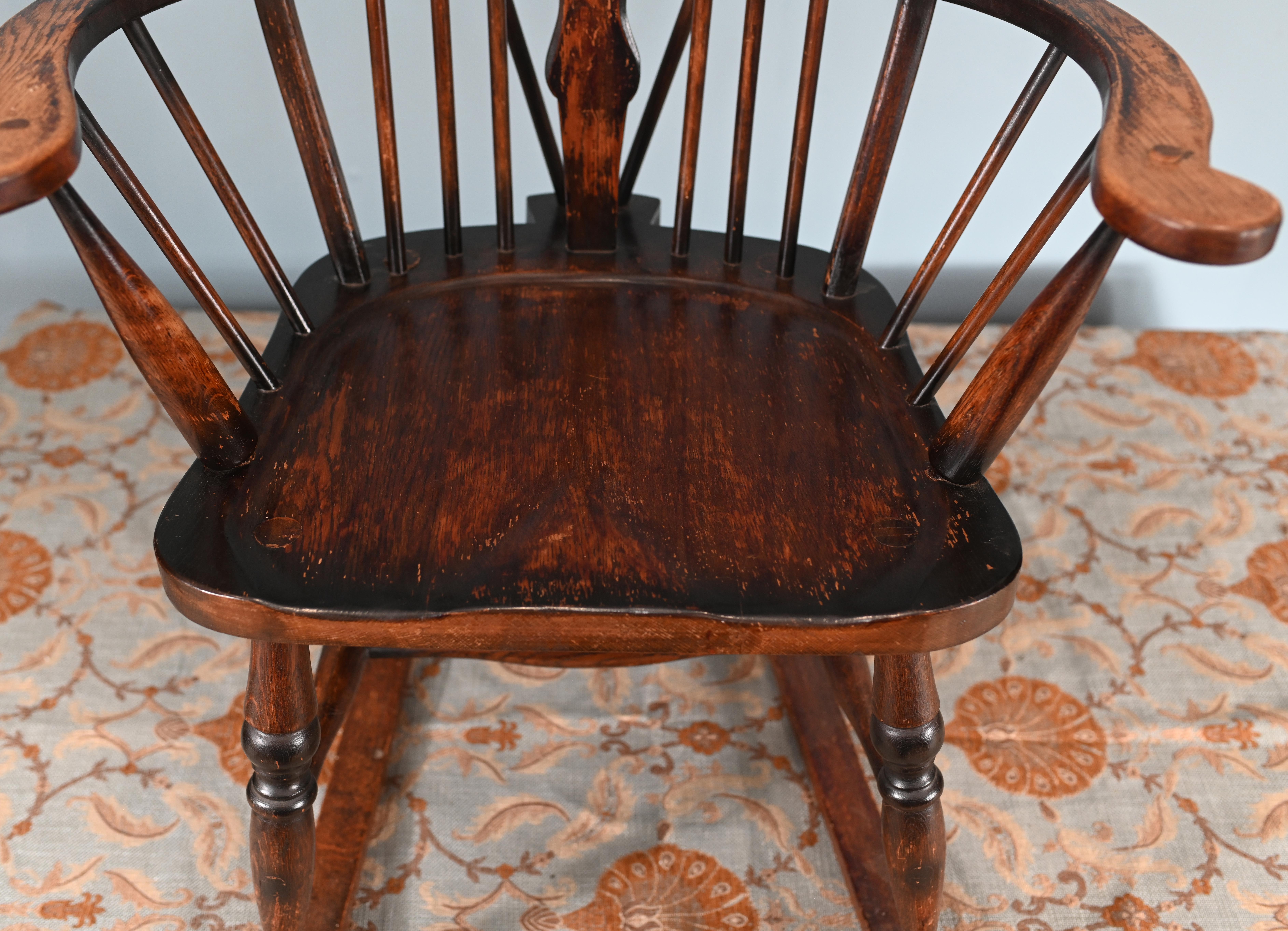 Ancienne chaise à bascule Windsor à dossier roulant 1930 Bon état - En vente à Potters Bar, GB