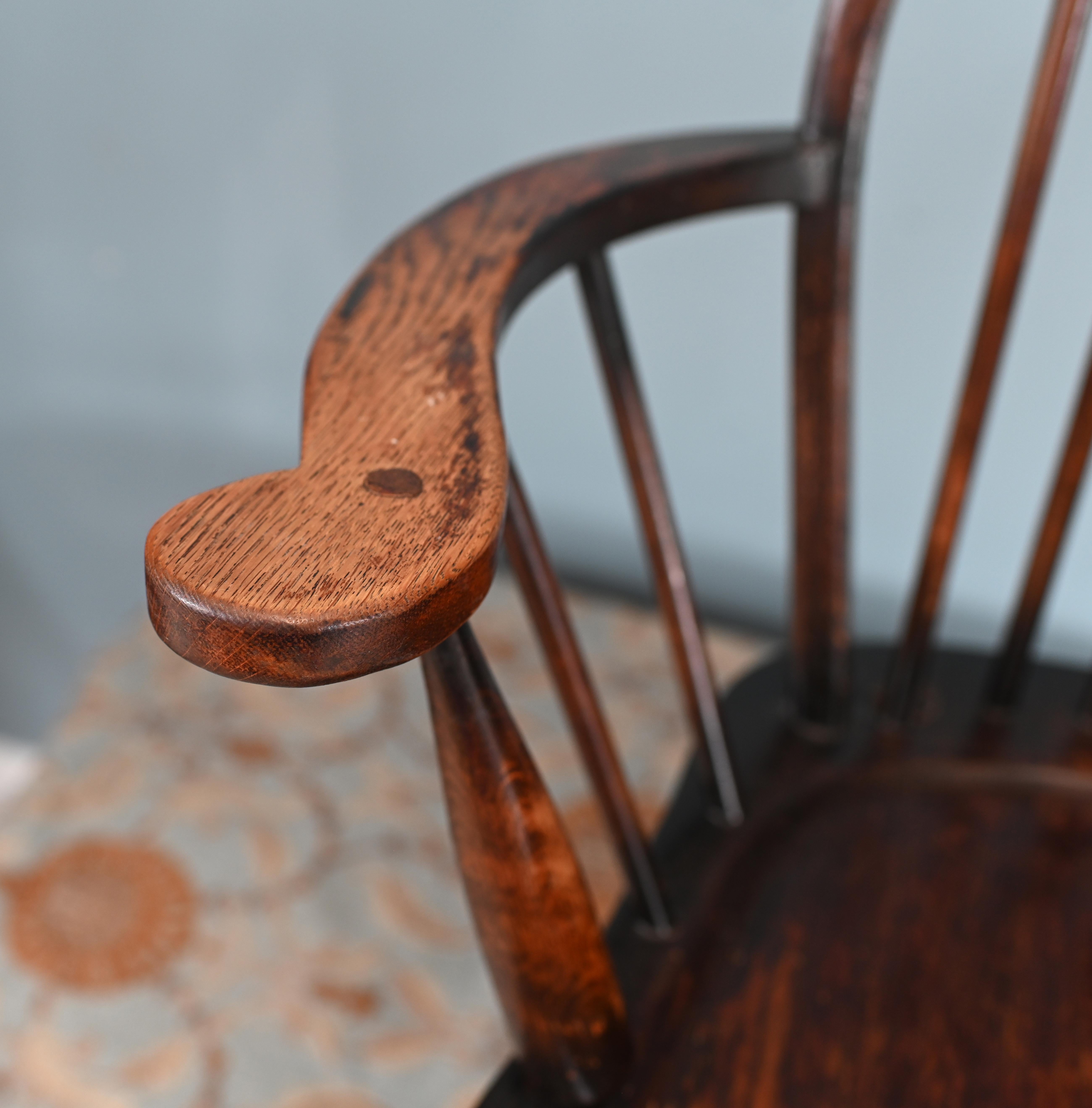 Milieu du XXe siècle Ancienne chaise à bascule Windsor à dossier roulant 1930 en vente
