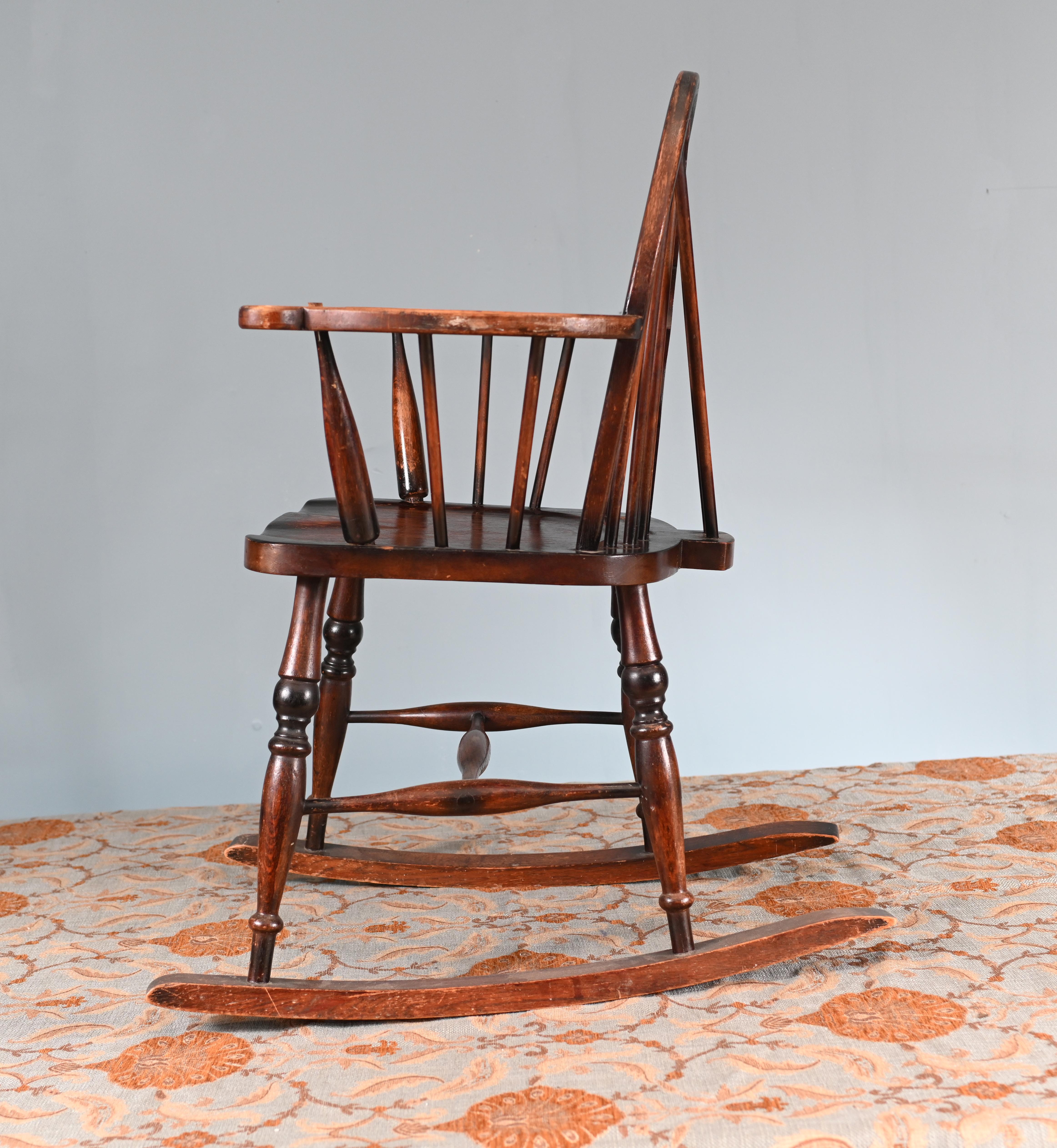 Bois Ancienne chaise à bascule Windsor à dossier roulant 1930 en vente