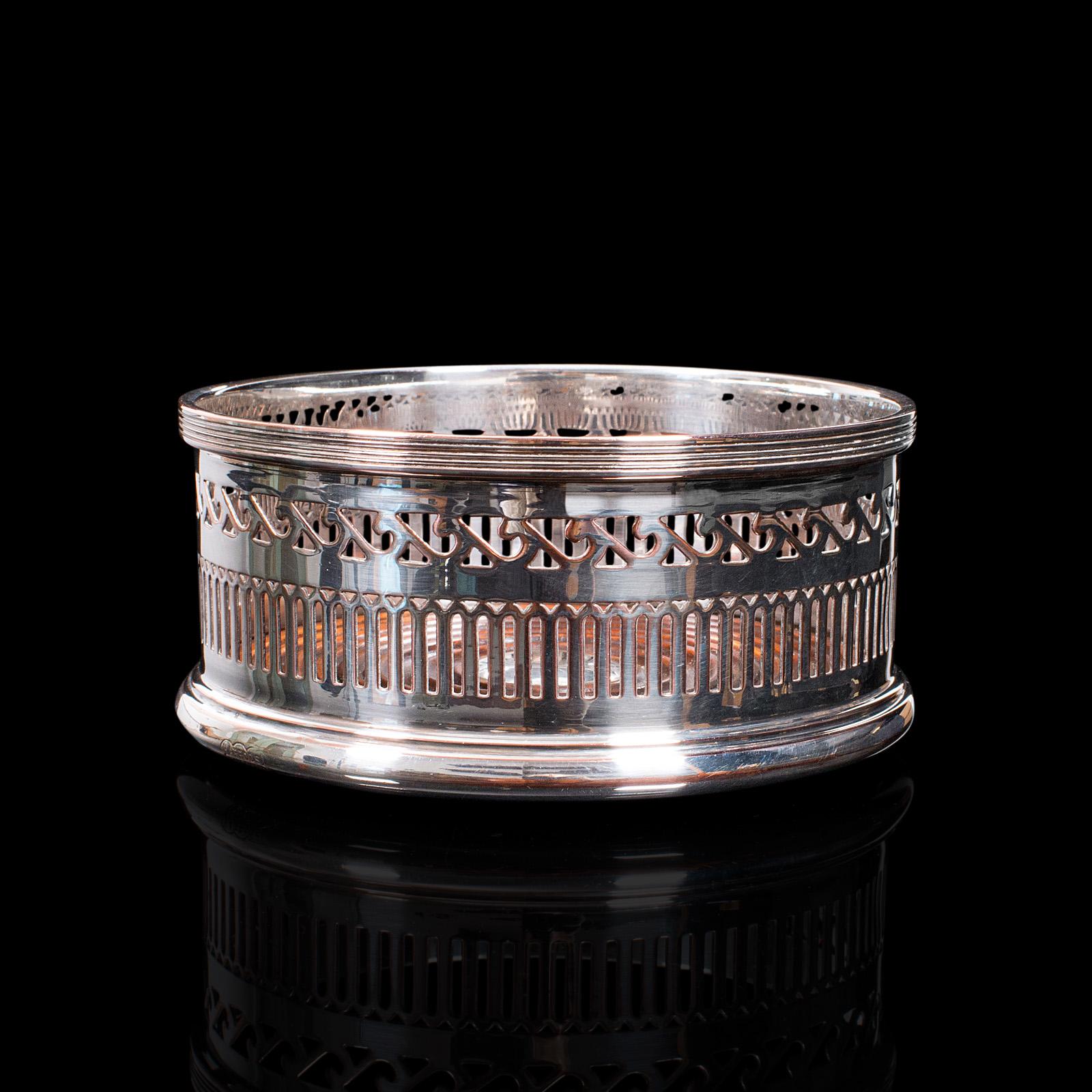 Se trata de un posavasos antiguo. Botellero inglés de plata de Harrods de Londres, de principios del siglo XX, hacia 1920.

Tonos deliciosamente brillantes y artesanía delicada
Muestra una deseable pátina envejecida en toda su superficie
Placa