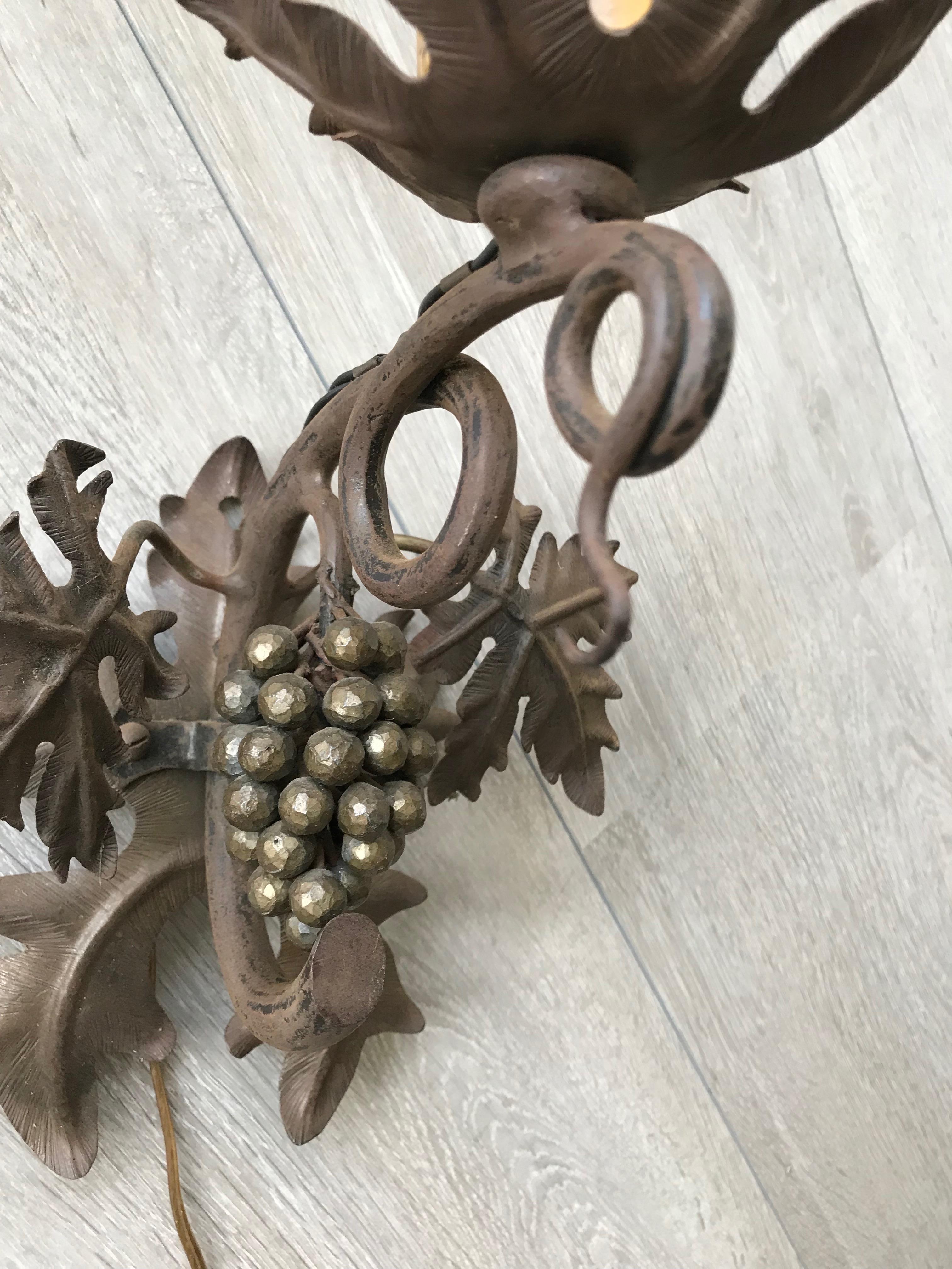 Antique Wine Theme Wall Lamp/Sconce with Wrought Iron Bunch of Grapes & Leafs In Good Condition For Sale In Lisse, NL