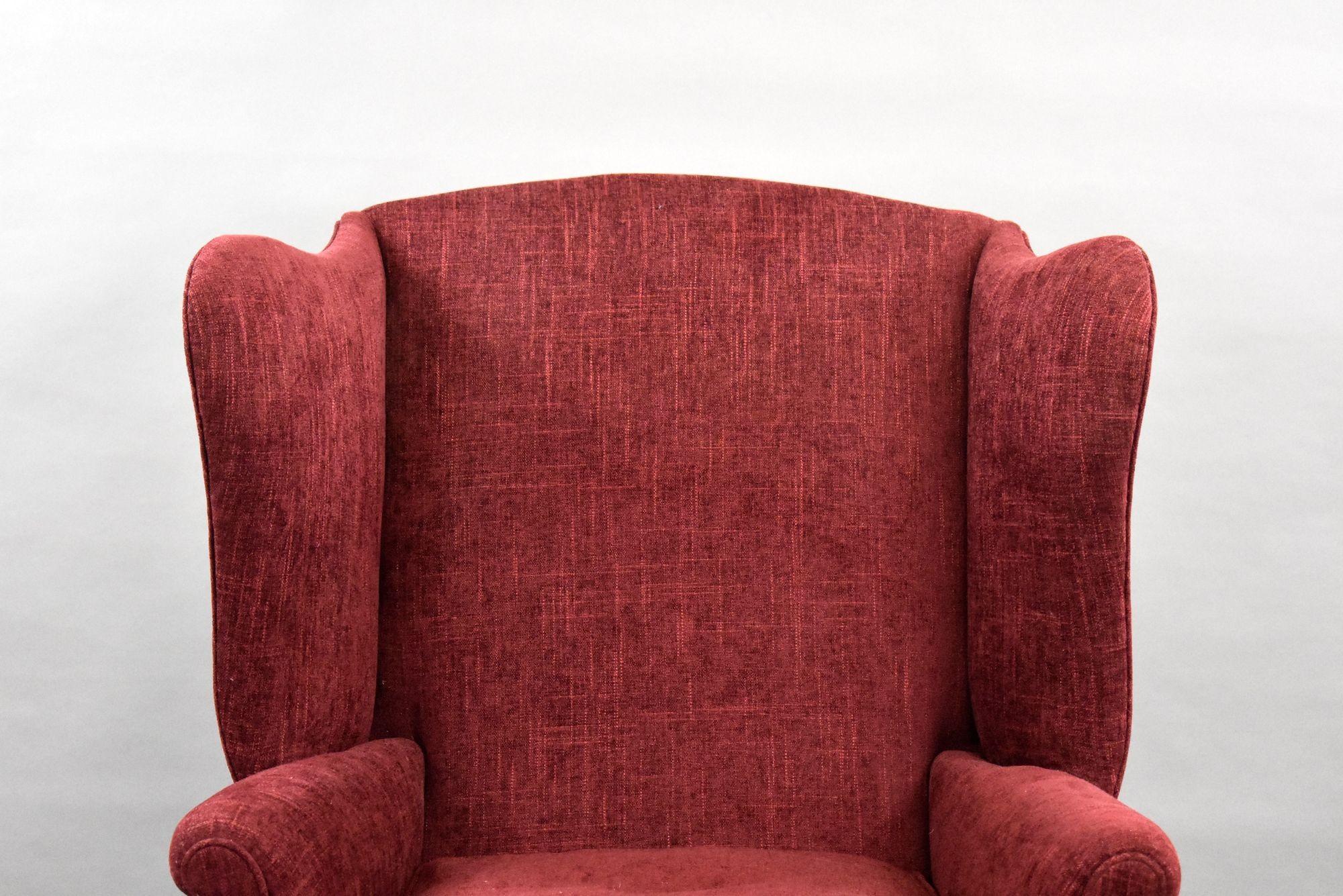 Antique Wing Back Armchair Caoba en venta