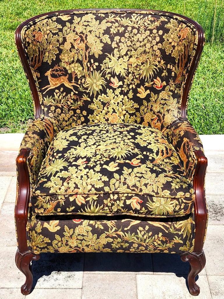 Milieu du XXe siècle Antique fauteuil Wingback scène de chasse en vente