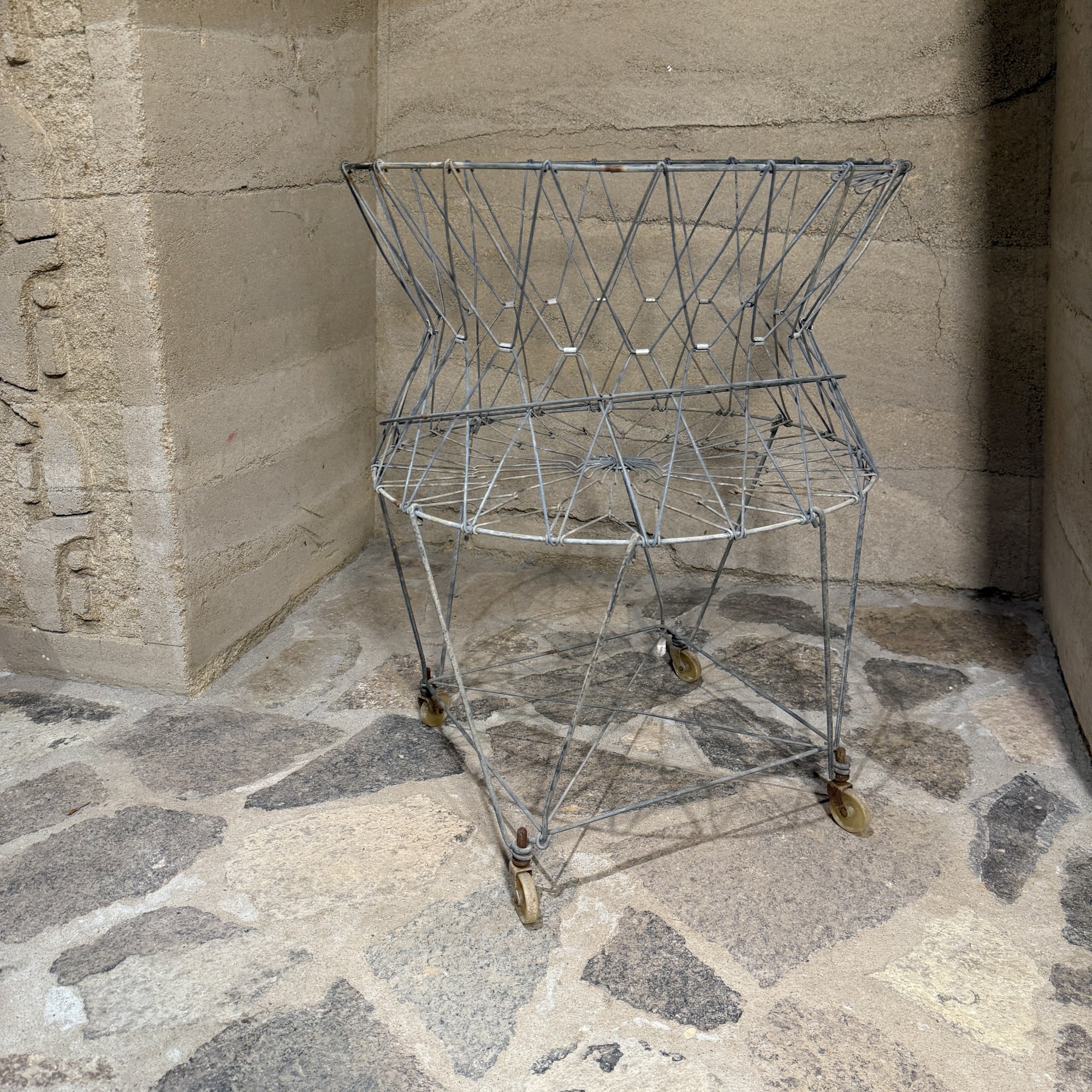 Cesto da bucato antico in filo metallico con ruote pieghevole