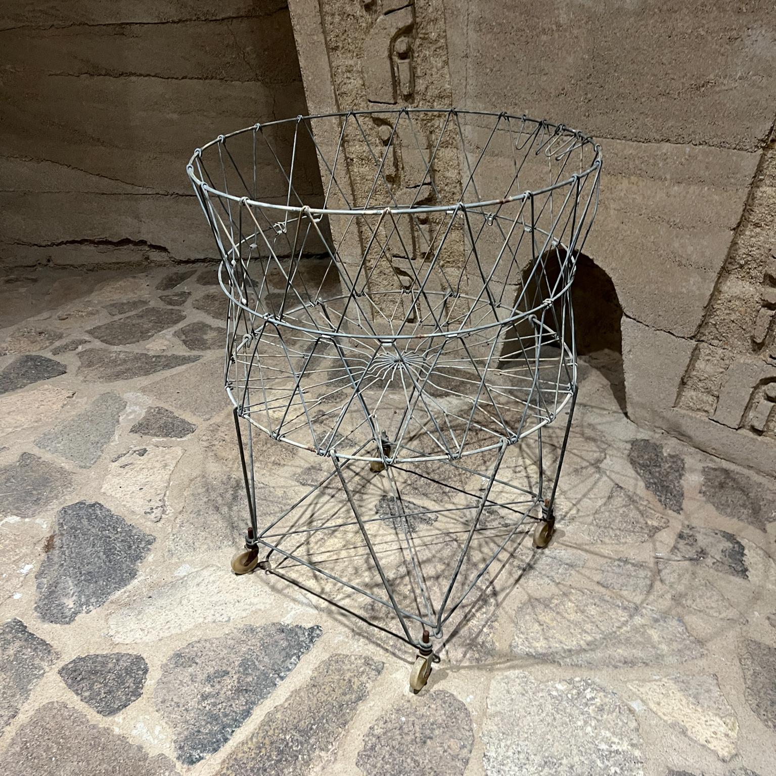 Cesto da bucato antico in filo metallico con ruote pieghevole in vendita 5