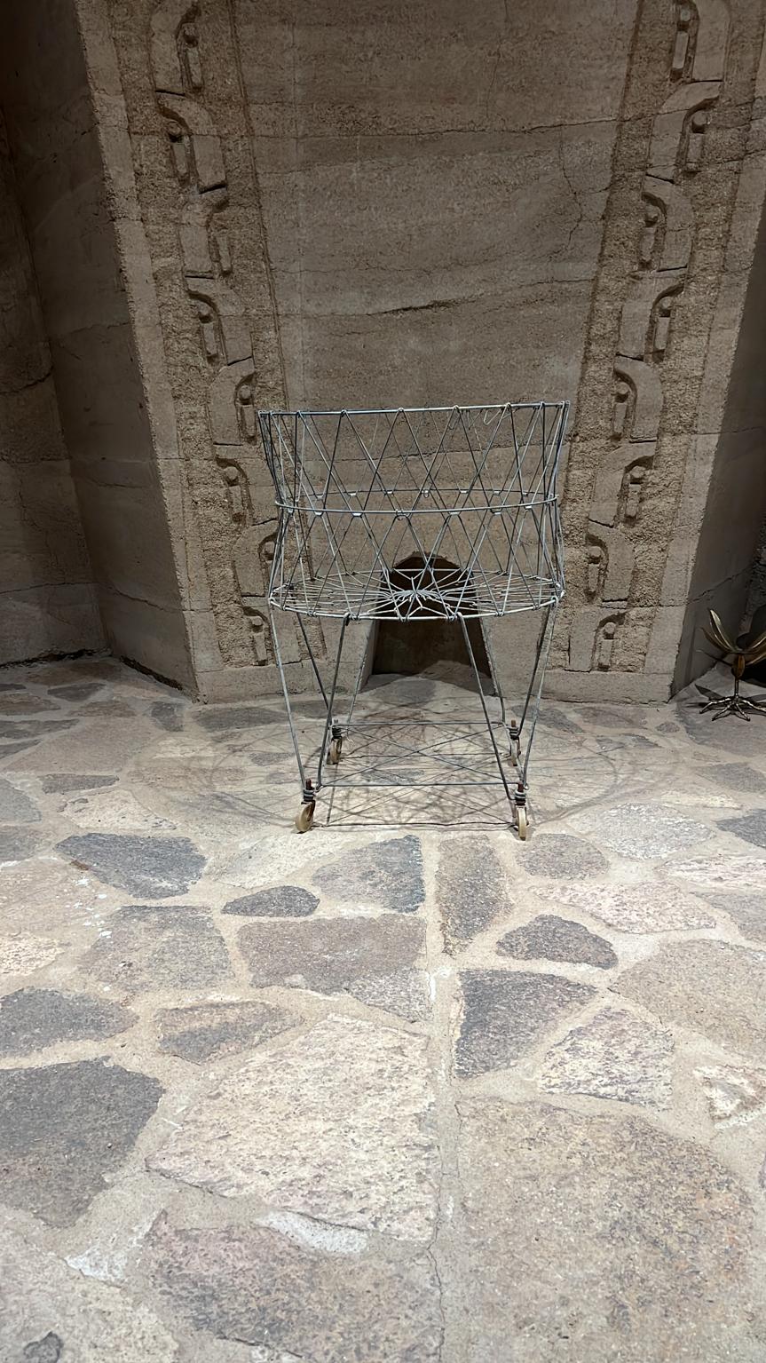 AMBIANIC presenta
Antico cesto in filo metallico Laundry su rotelle
su ruote più pieghevole
29,5 h. x 22,25 diam.
Condizioni originali di usato
Fai riferimento alle immagini fornite