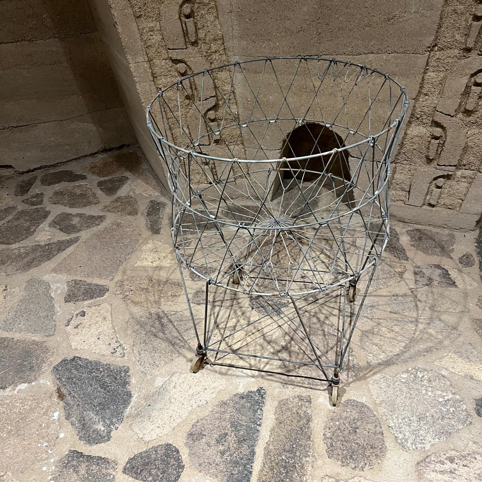 Cesto da bucato antico in filo metallico con ruote pieghevole In condizioni buone in vendita a Chula Vista, CA