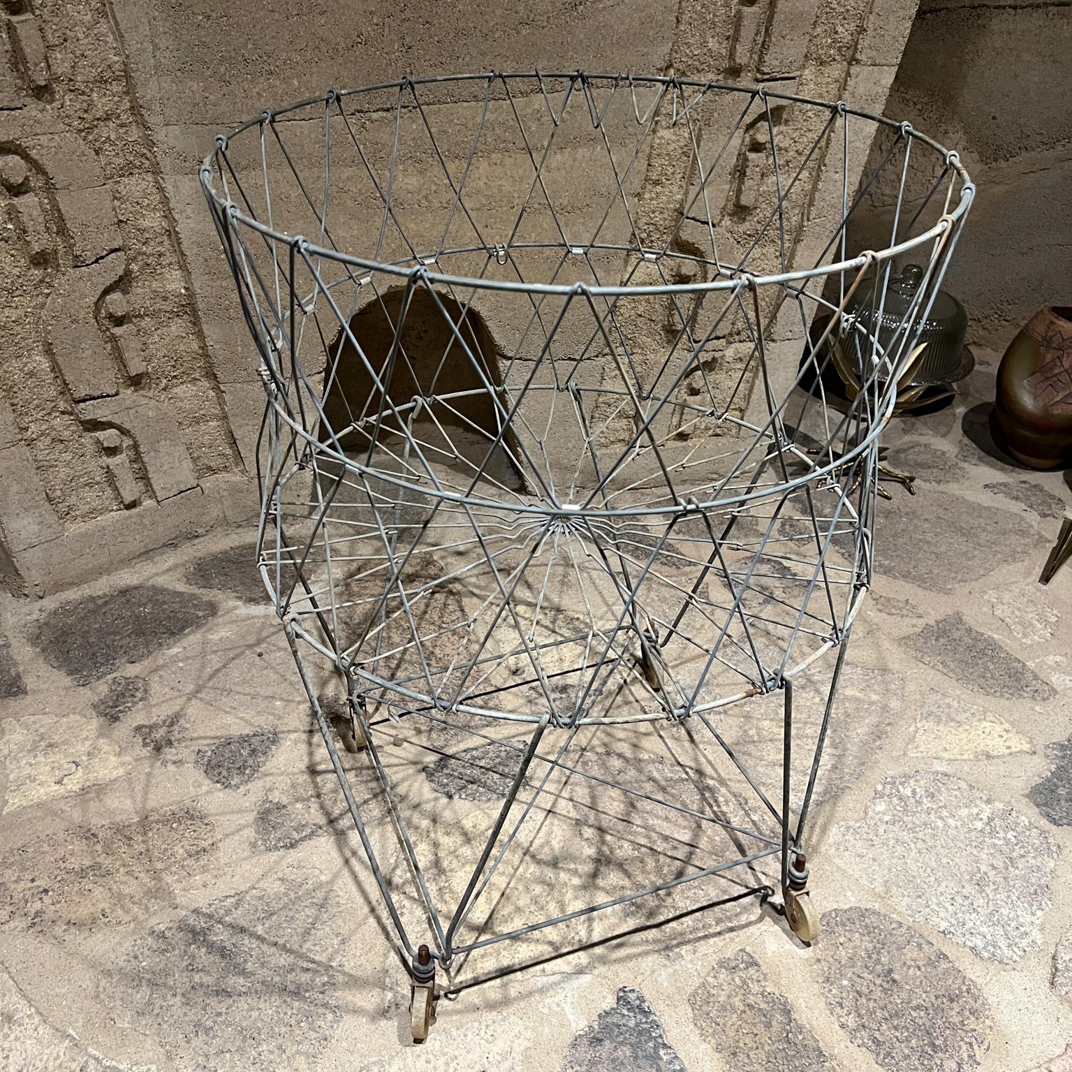 XX secolo Cesto da bucato antico in filo metallico con ruote pieghevole in vendita