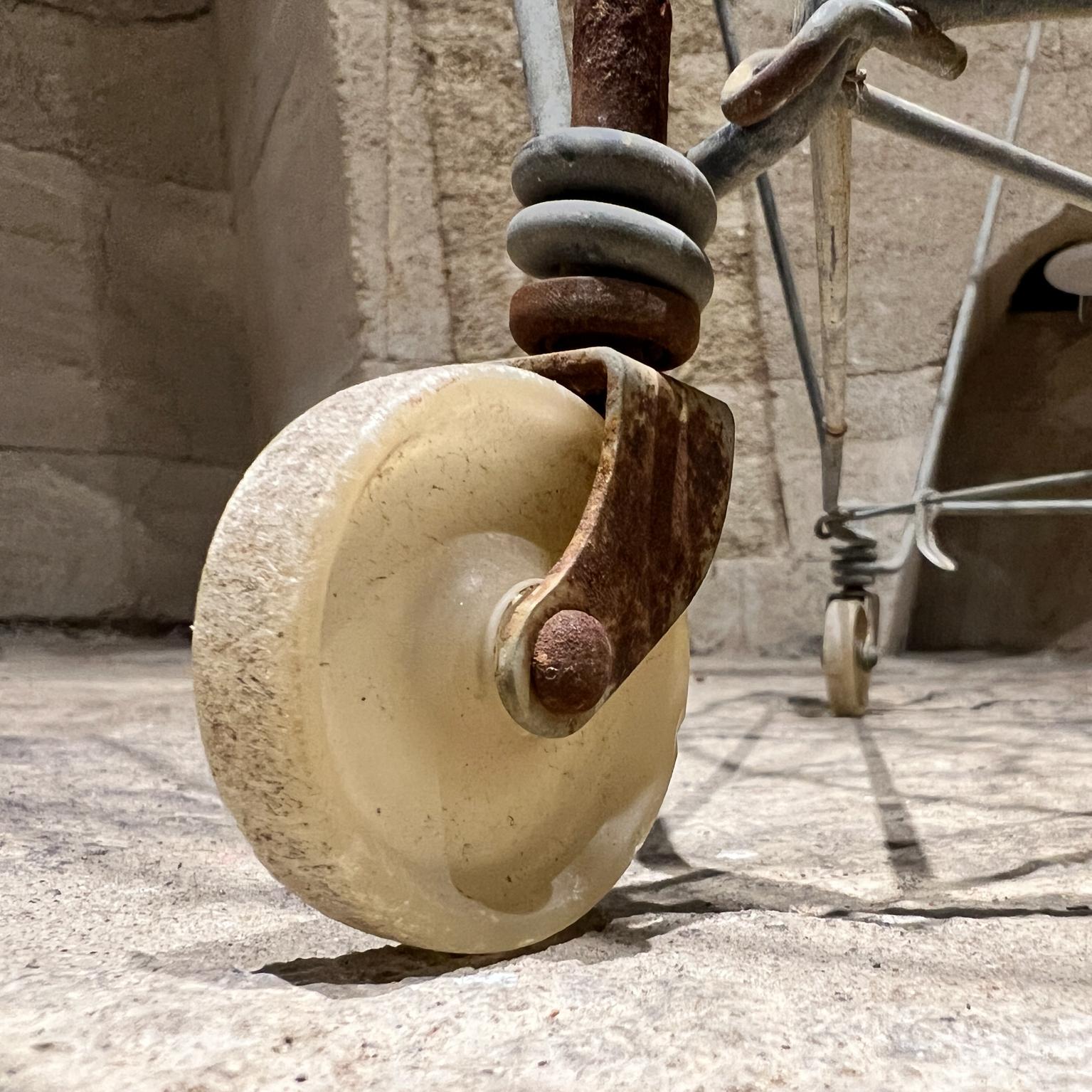 Metallo Cesto da bucato antico in filo metallico con ruote pieghevole in vendita