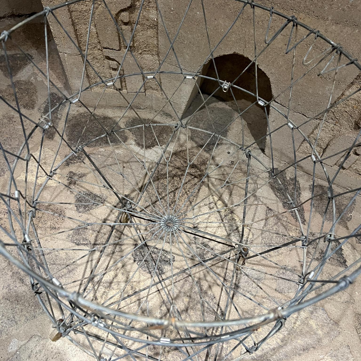 Cesto da bucato antico in filo metallico con ruote pieghevole in vendita 1