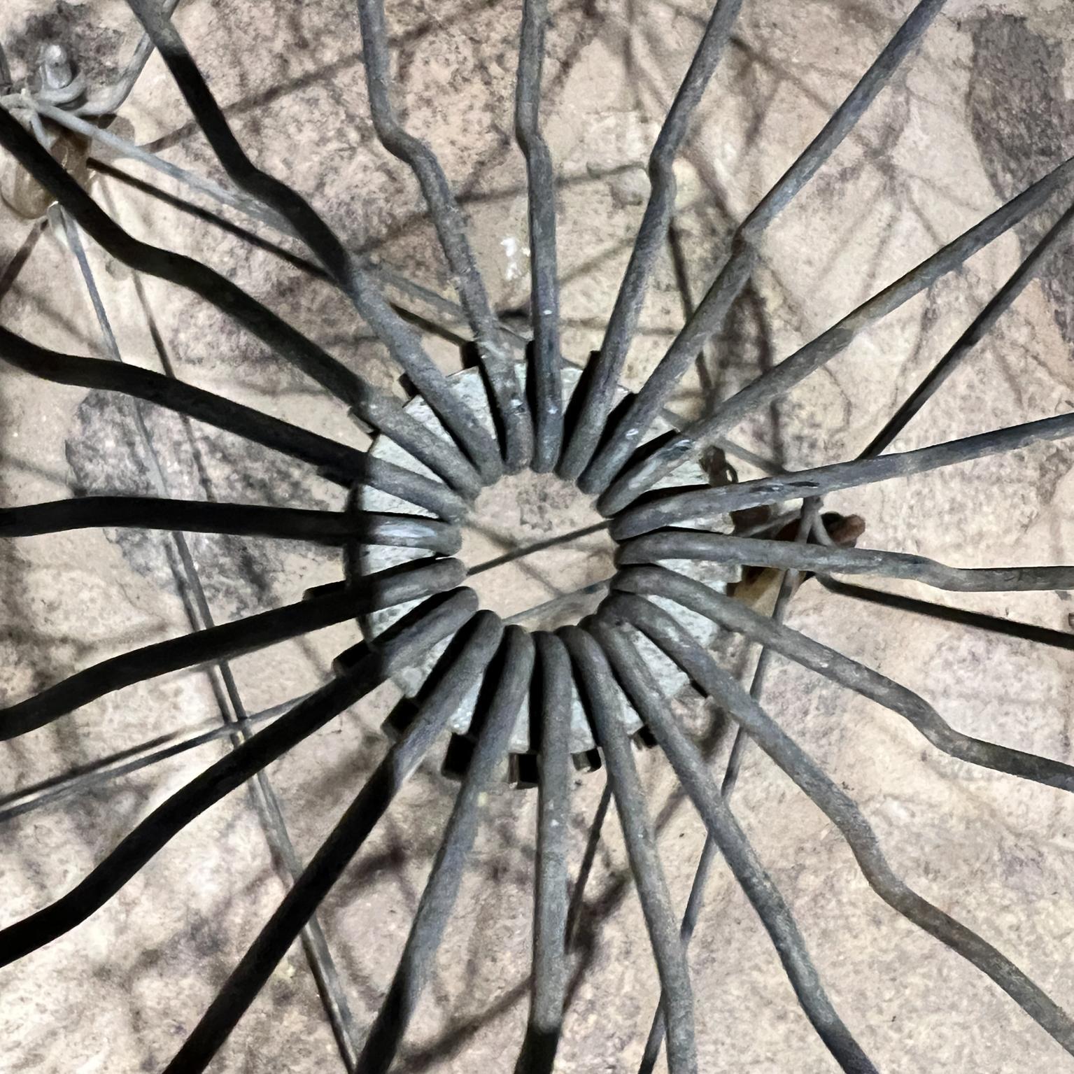 Cesto da bucato antico in filo metallico con ruote pieghevole in vendita 2