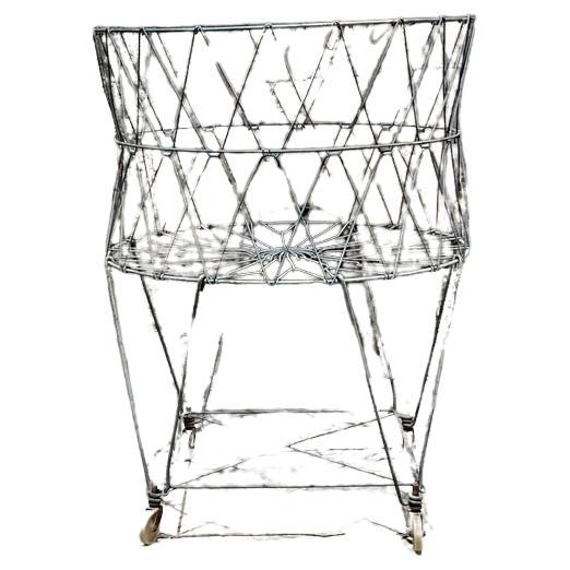 Cesto de la ropa con ruedas plegable de alambre antiguo