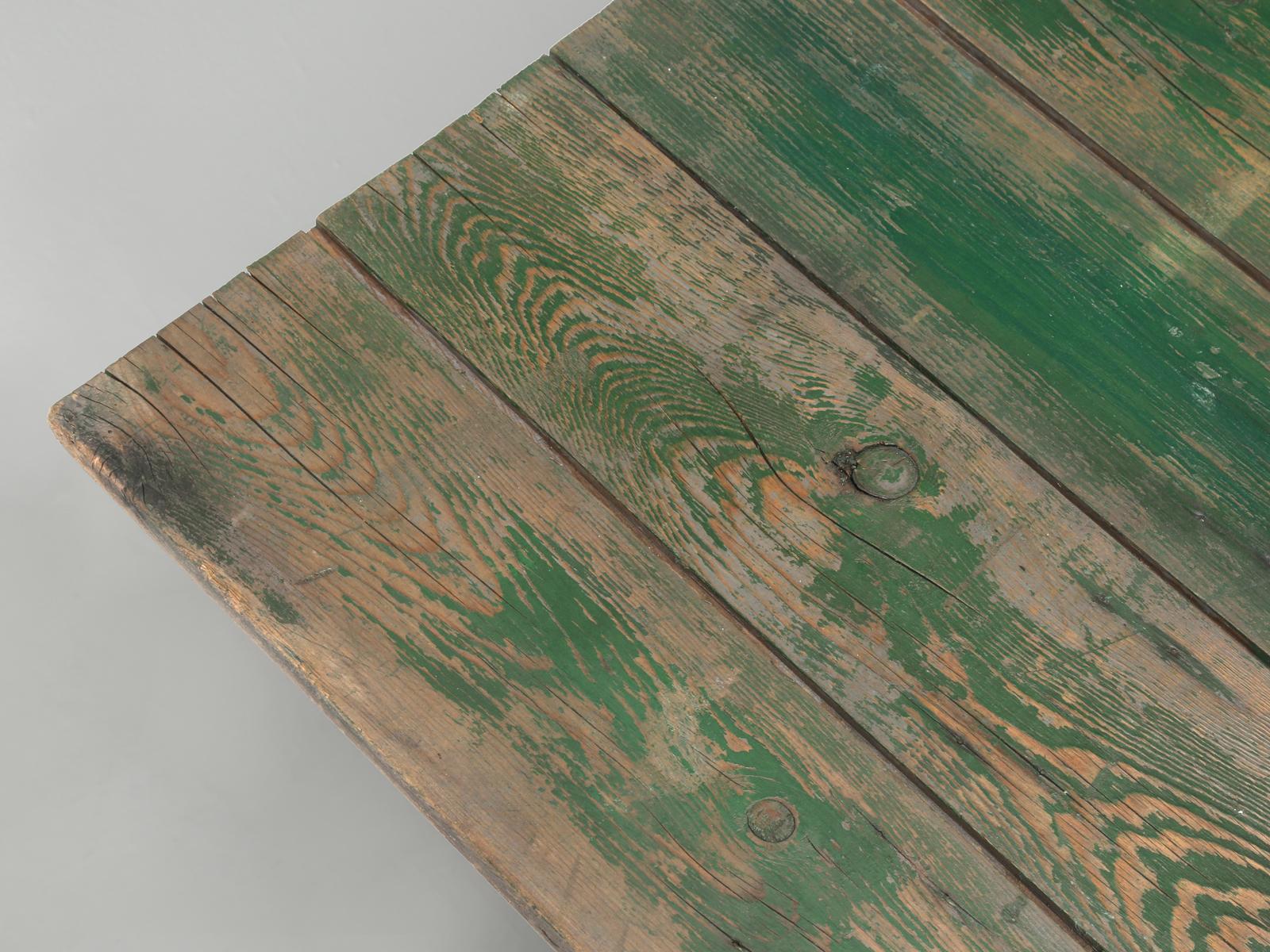 Antiker Bauerntisch oder Esstisch aus Wisconsin in originaler grüner Originalfarbe, unrestauriert im Angebot 1
