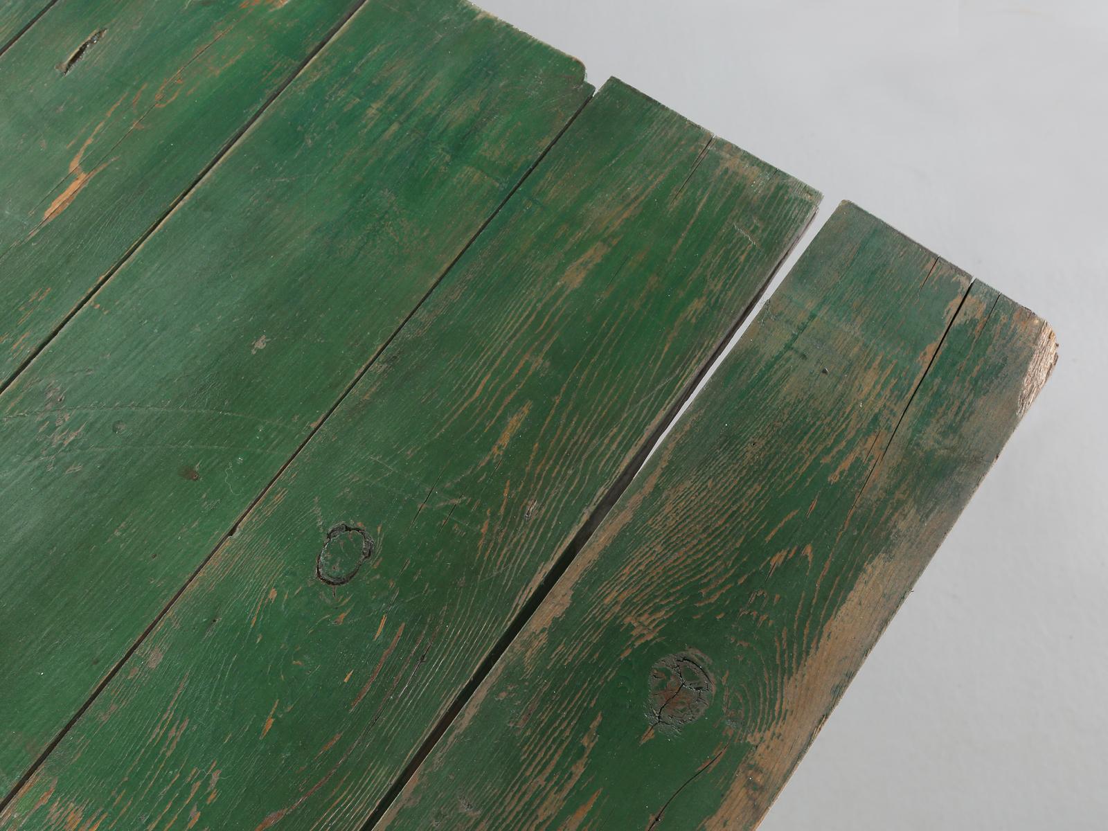 Fait main Table de ferme ou table à manger ancienne du Wisconsin en peinture verte d'origine, non restaurée en vente
