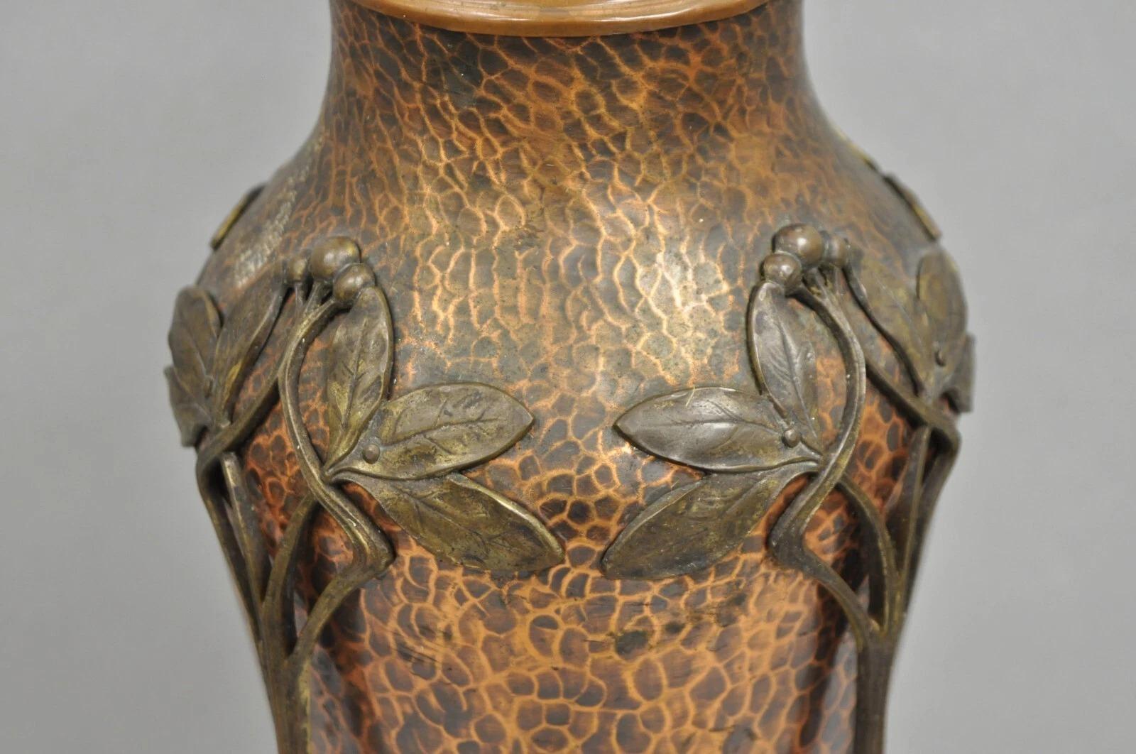 Antique WMF Jugendstil Art Nouveau Hand Hammered Copper Vase Table Lamp In Good Condition For Sale In Philadelphia, PA
