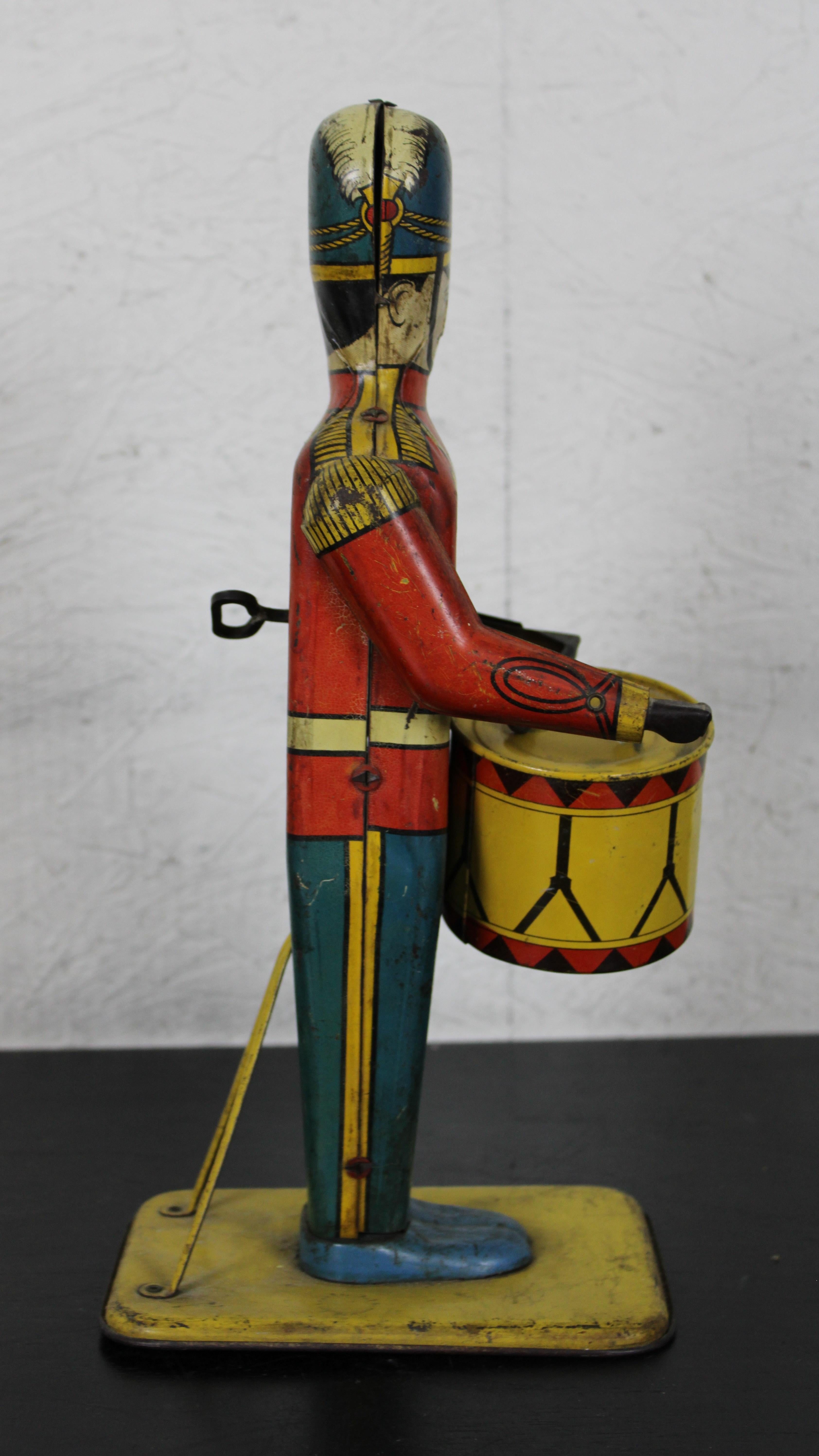Antique Wolverine No 27 Drum Major Tin Toy Soldier Drummer Red Coat Litho 1939 In Good Condition In Dayton, OH