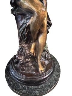 Antike Frau mit Tauben Bronze-Skulptur auf einem Marmorsockel von Emmanuel Villanis