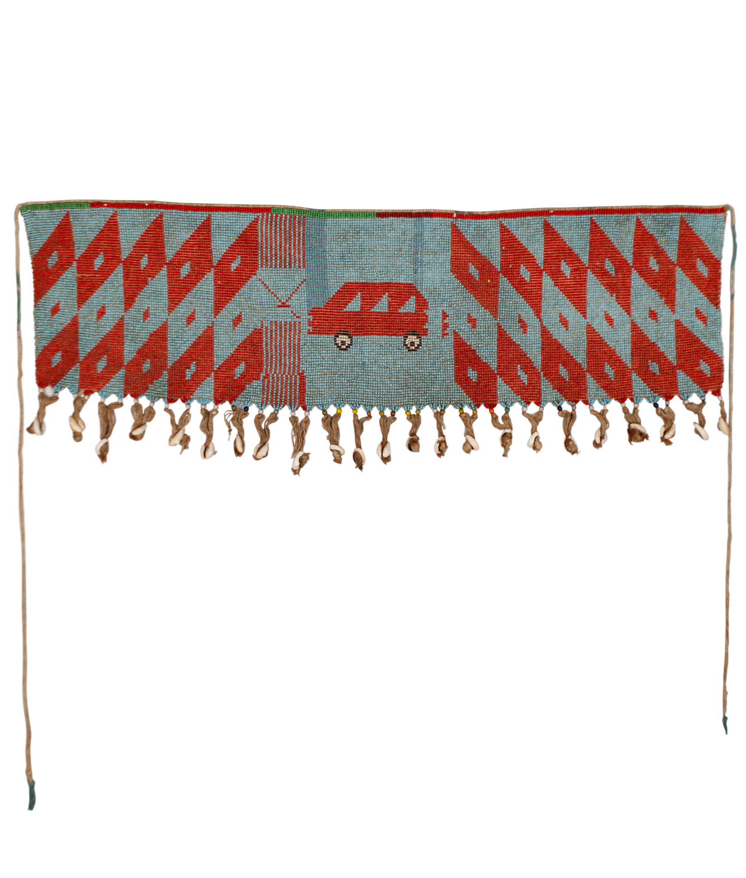 Antiguo caché-sexe (pikuran) ceremonial femenino de cuentas, Camerún

Los delantales púbicos o cache-sexe, que llevaban las mujeres Bana Guilli (Kirdi) de la región montañosa de Mandara, en el norte de Camerún, eran utilizados por las mujeres