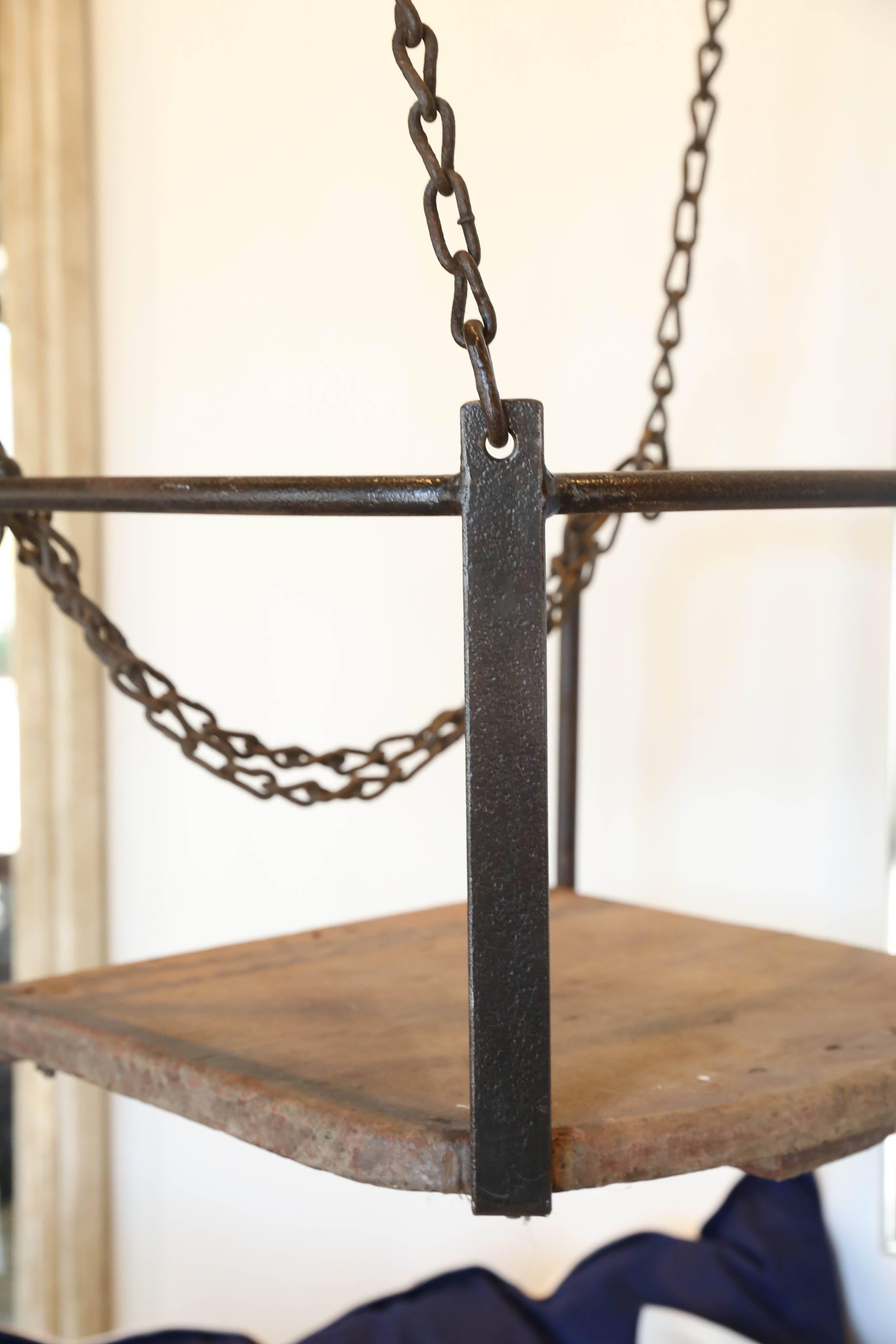 Français Antique balançoire pour enfant en bois et métal avec support