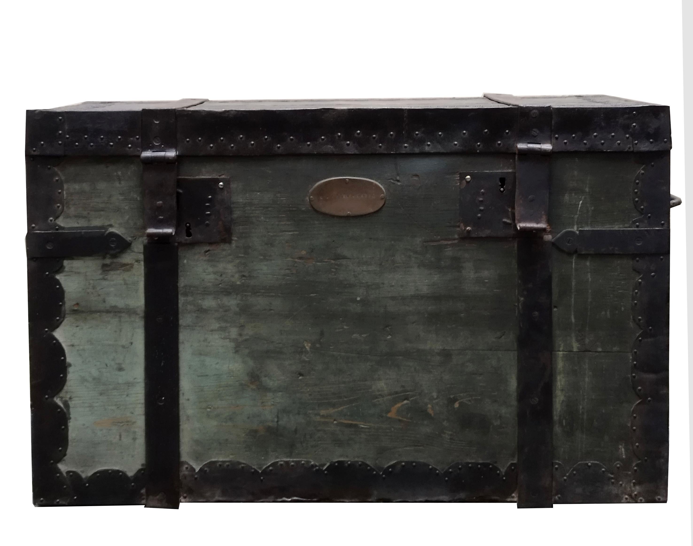 Antique travel trunk with distinctive shape Presents some signs of time, there are traces of rust on the frames. The interior, lined with lovely flowered paper,needs restoration.