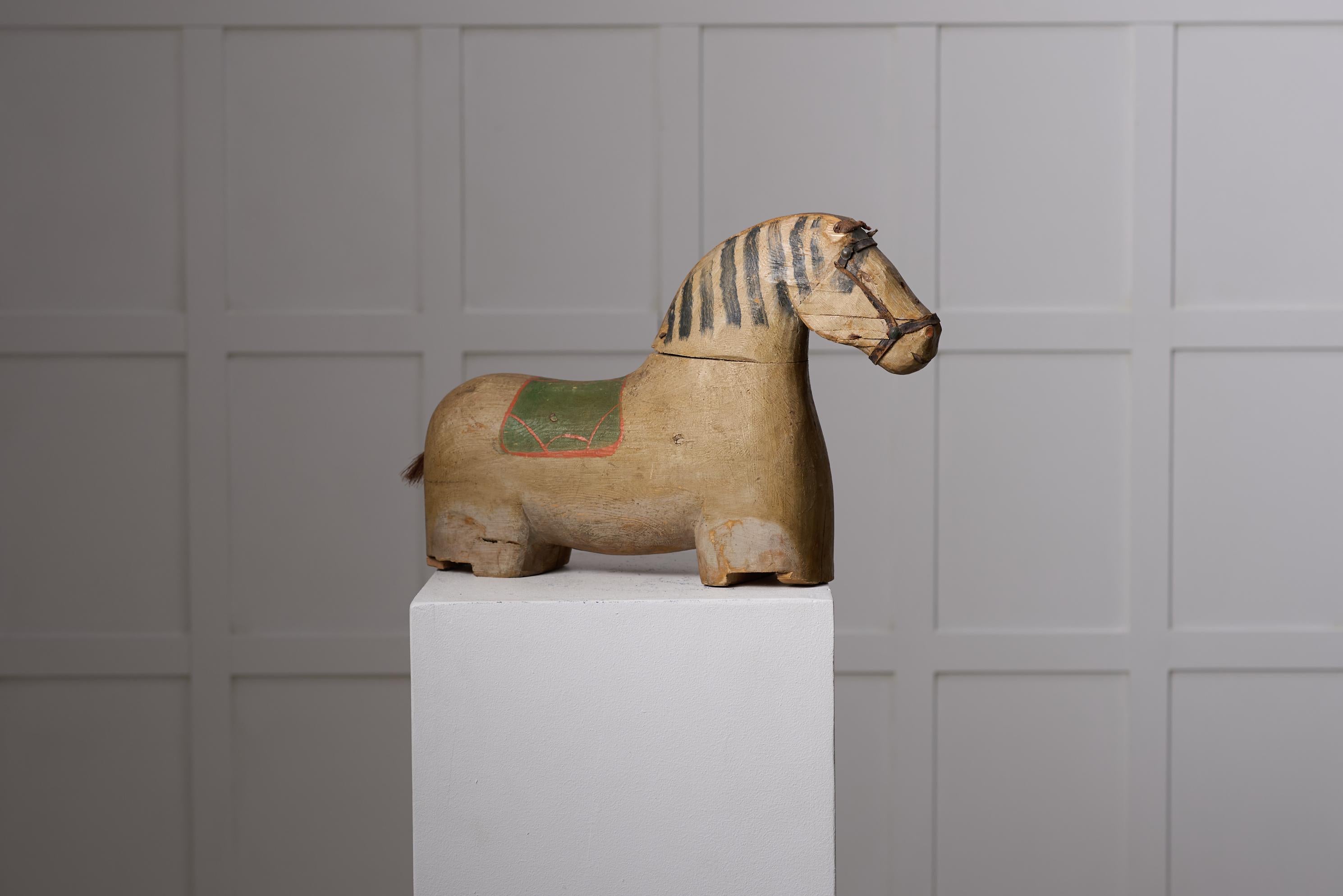 Artisanat Sculpture ancienne de cheval en bois, art populaire suédois du Nord  en vente