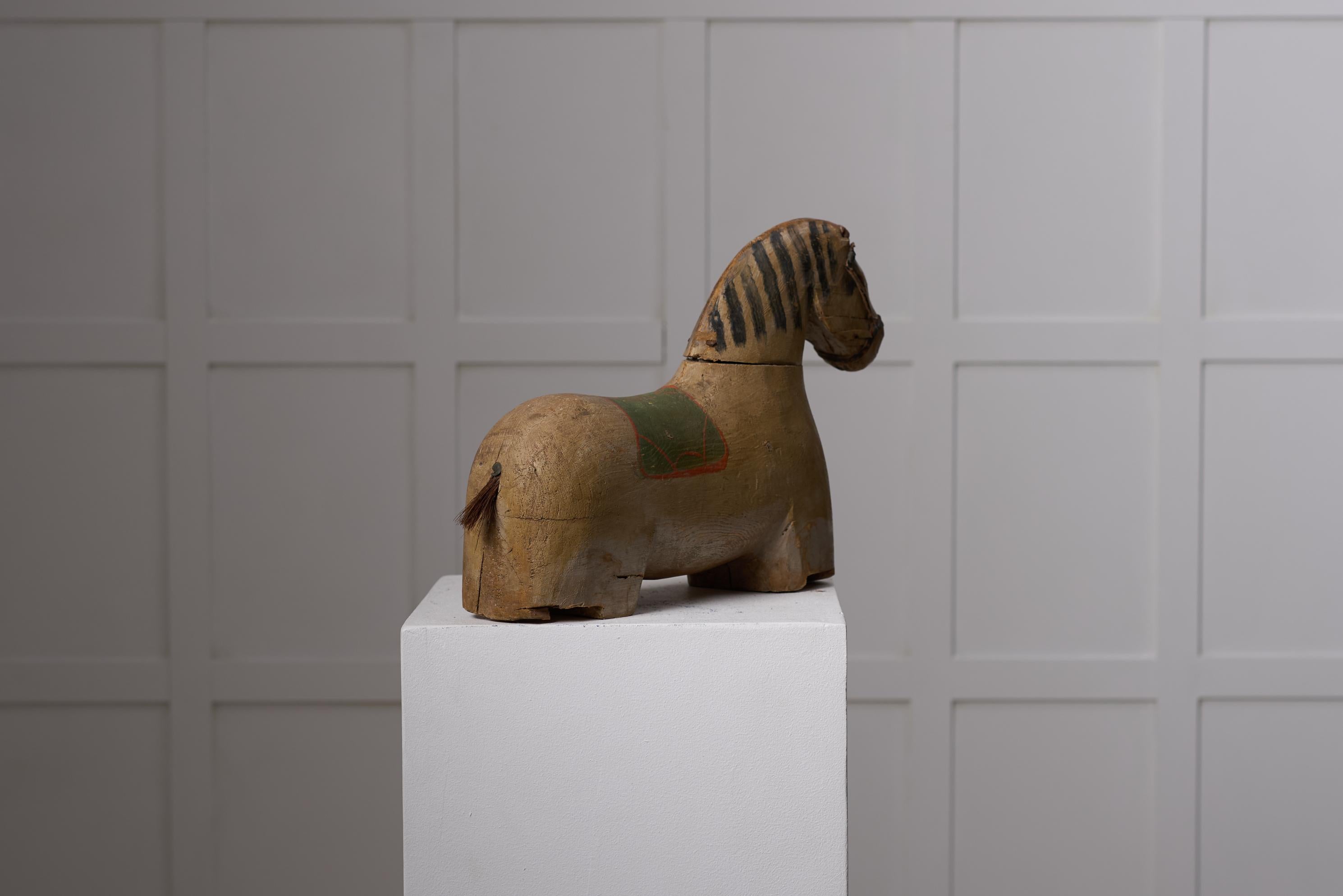 Suédois Sculpture ancienne de cheval en bois, art populaire suédois du Nord  en vente