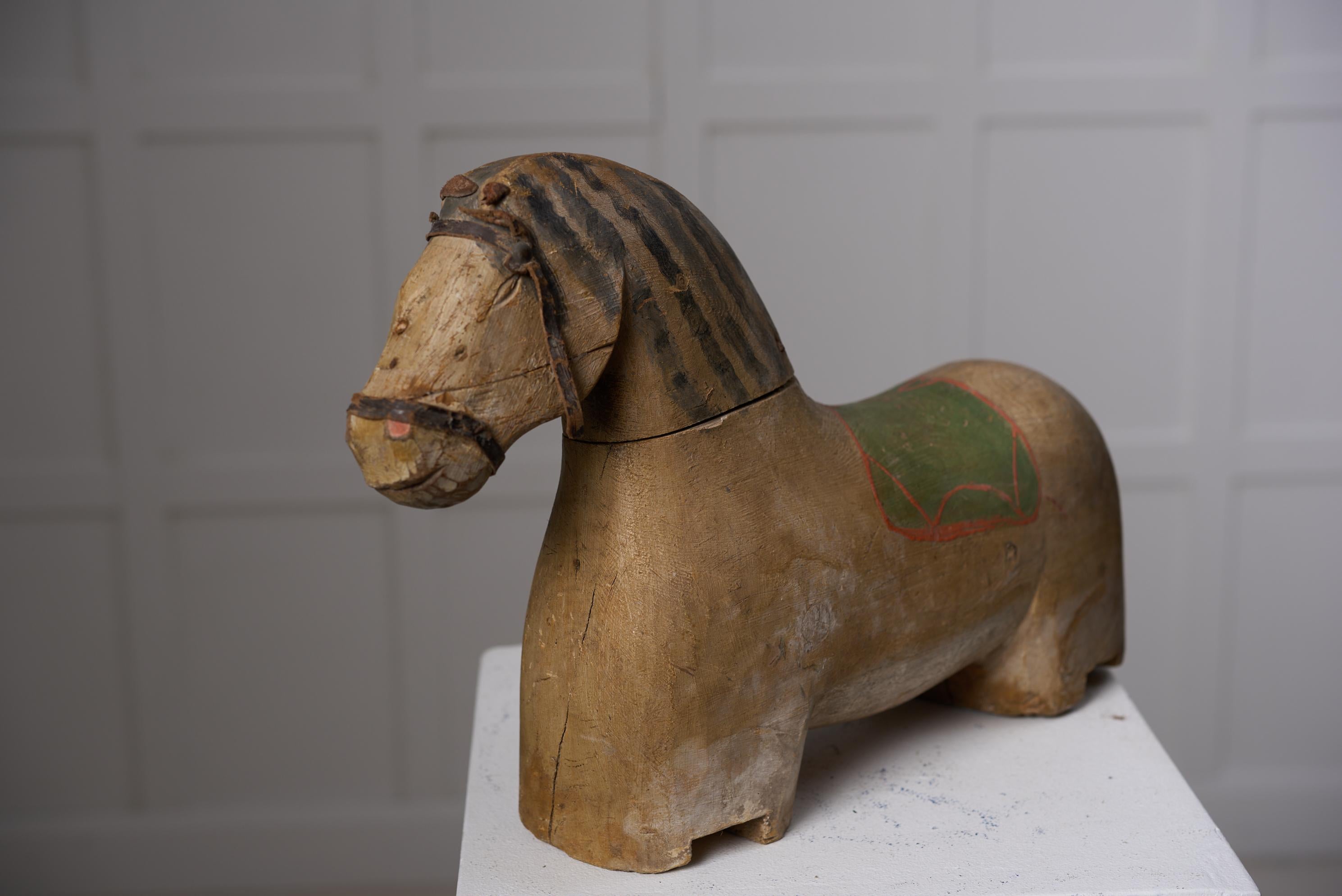 Sculpture ancienne de cheval en bois, art populaire suédois du Nord  Bon état - En vente à Kramfors, SE