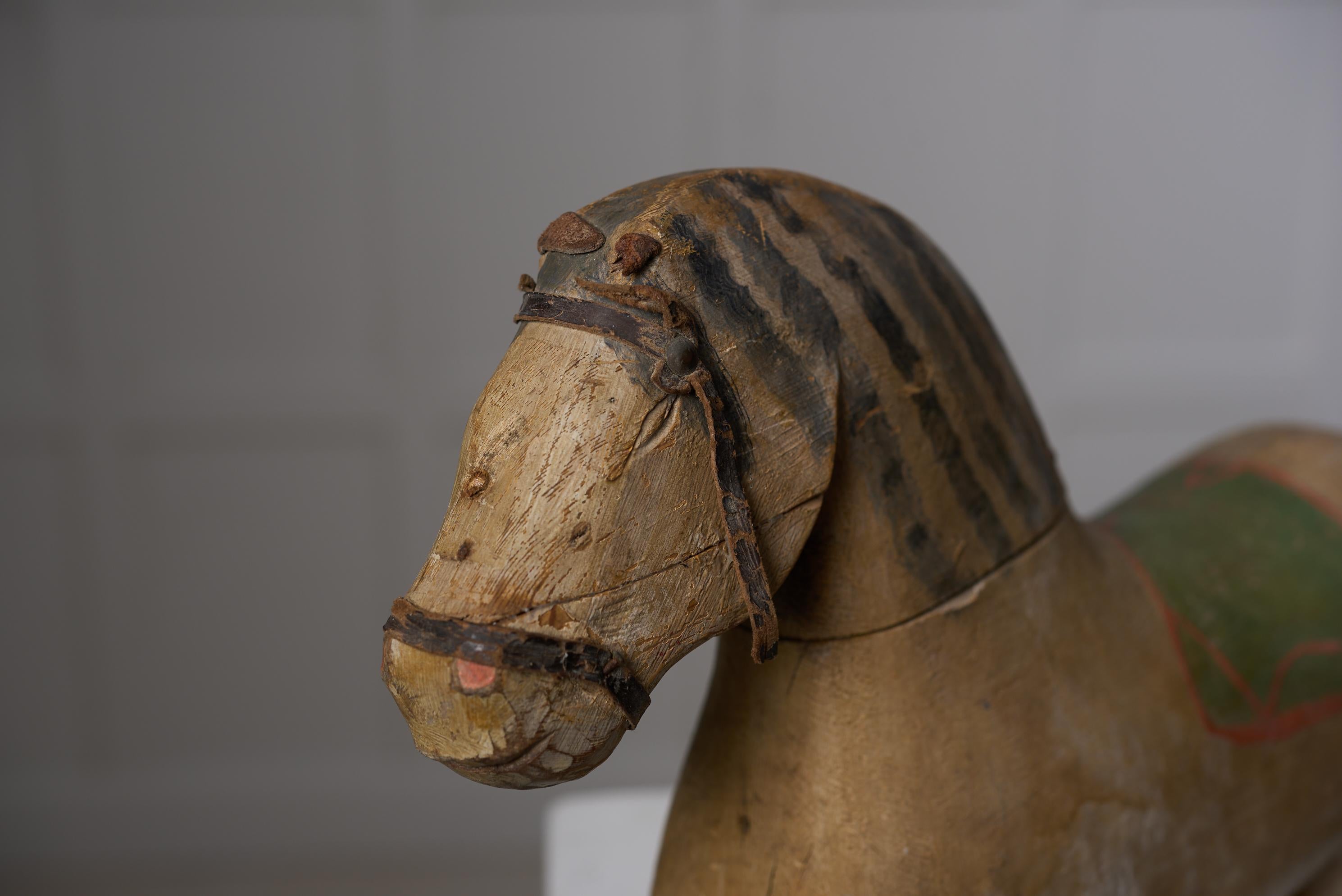 XIXe siècle Sculpture ancienne de cheval en bois, art populaire suédois du Nord  en vente