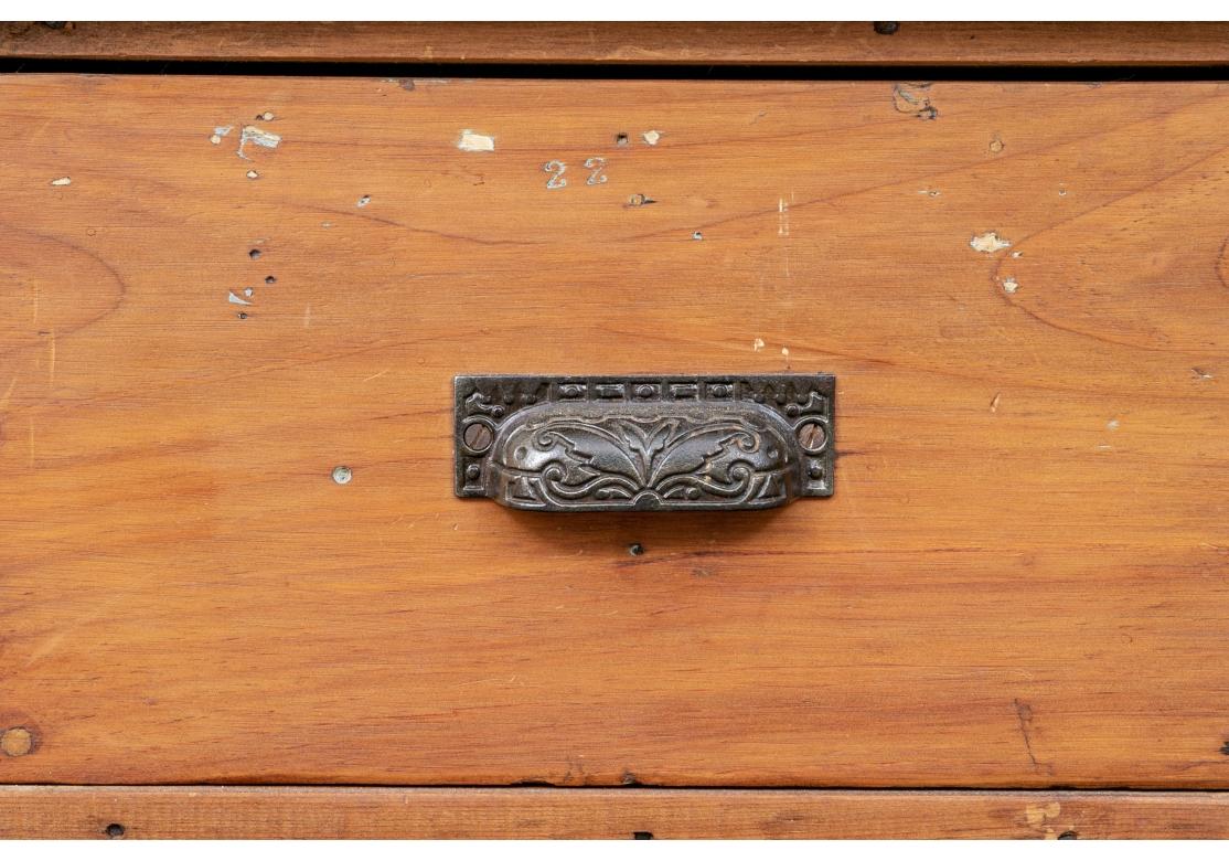 Industriel Ancienne poubelle en bois de style apothicaire  Cabinet en vente