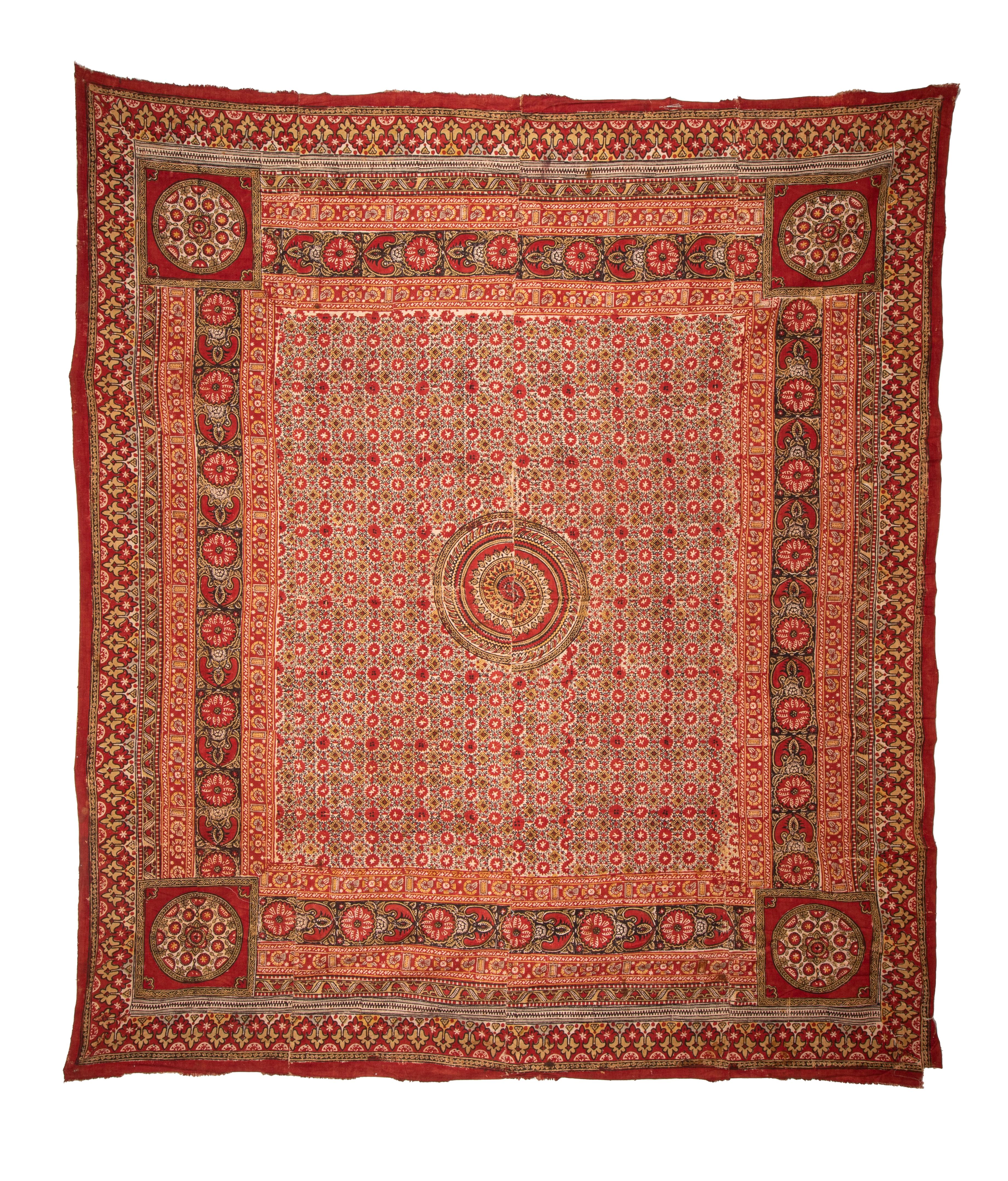 L'impression au tampon ouzbek est une technique ancienne qui consiste à décorer un textile à l'aide de blocs de bois, sur un tissu de coton épais principalement tissé à la main.
Le nom local de ces textiles est 
