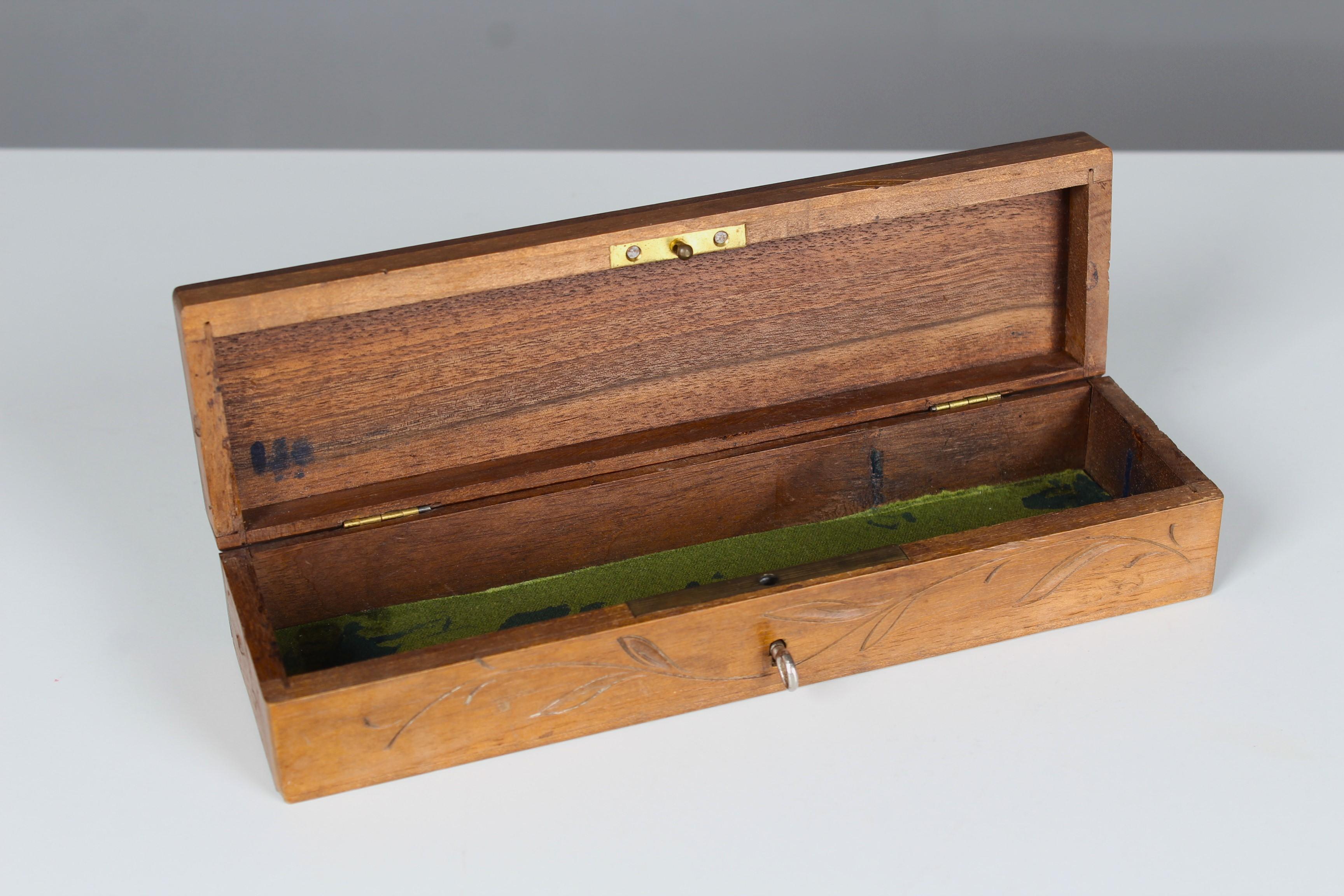 Antique Wood Box With Carvings, Interlaken, Swiss, 1900s In Good Condition For Sale In Greven, DE