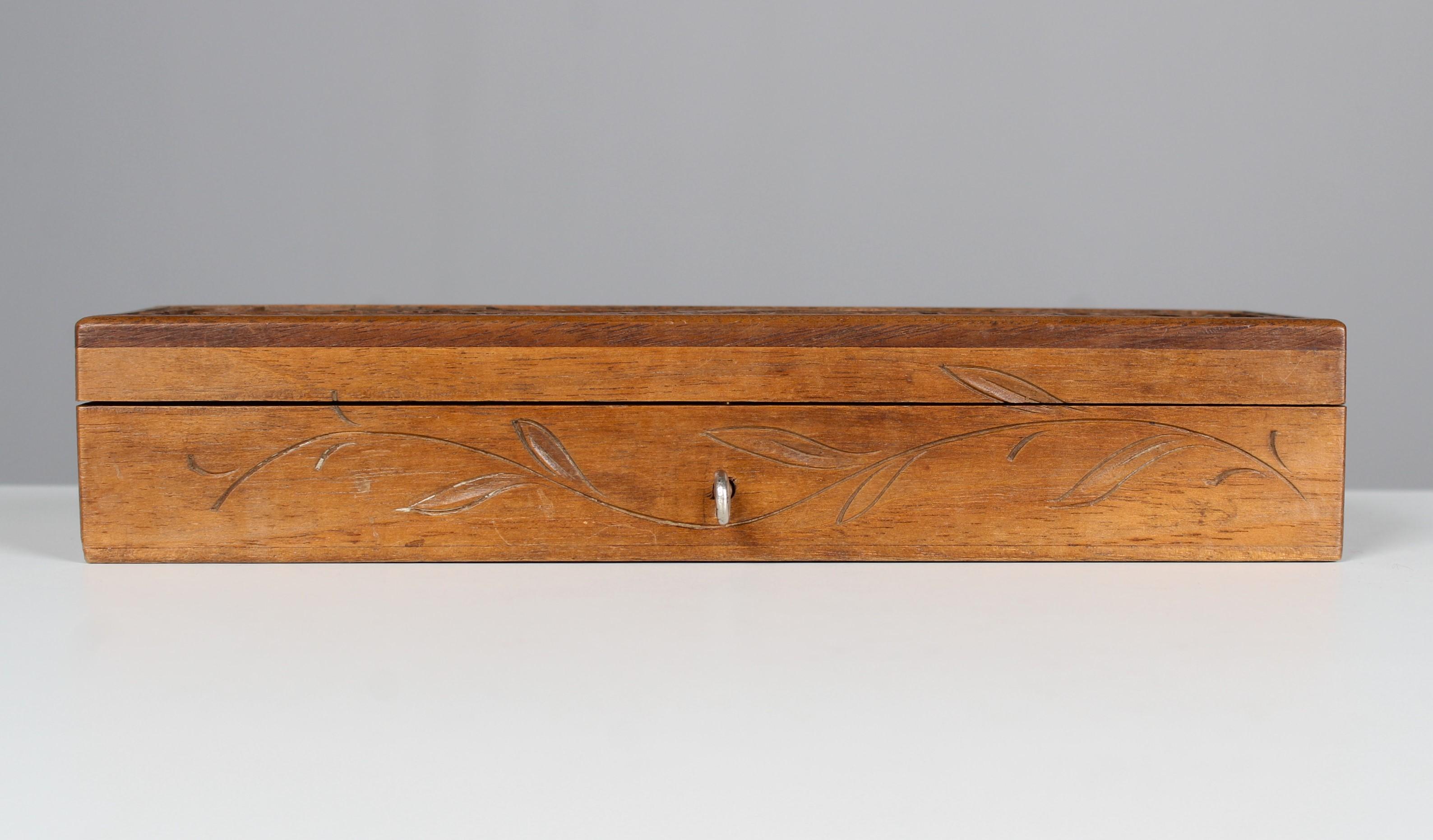 Antike Holzschachtel mit Schnitzereien, Interlaken, Schweiz, 1900er Jahre im Zustand „Gut“ im Angebot in Greven, DE