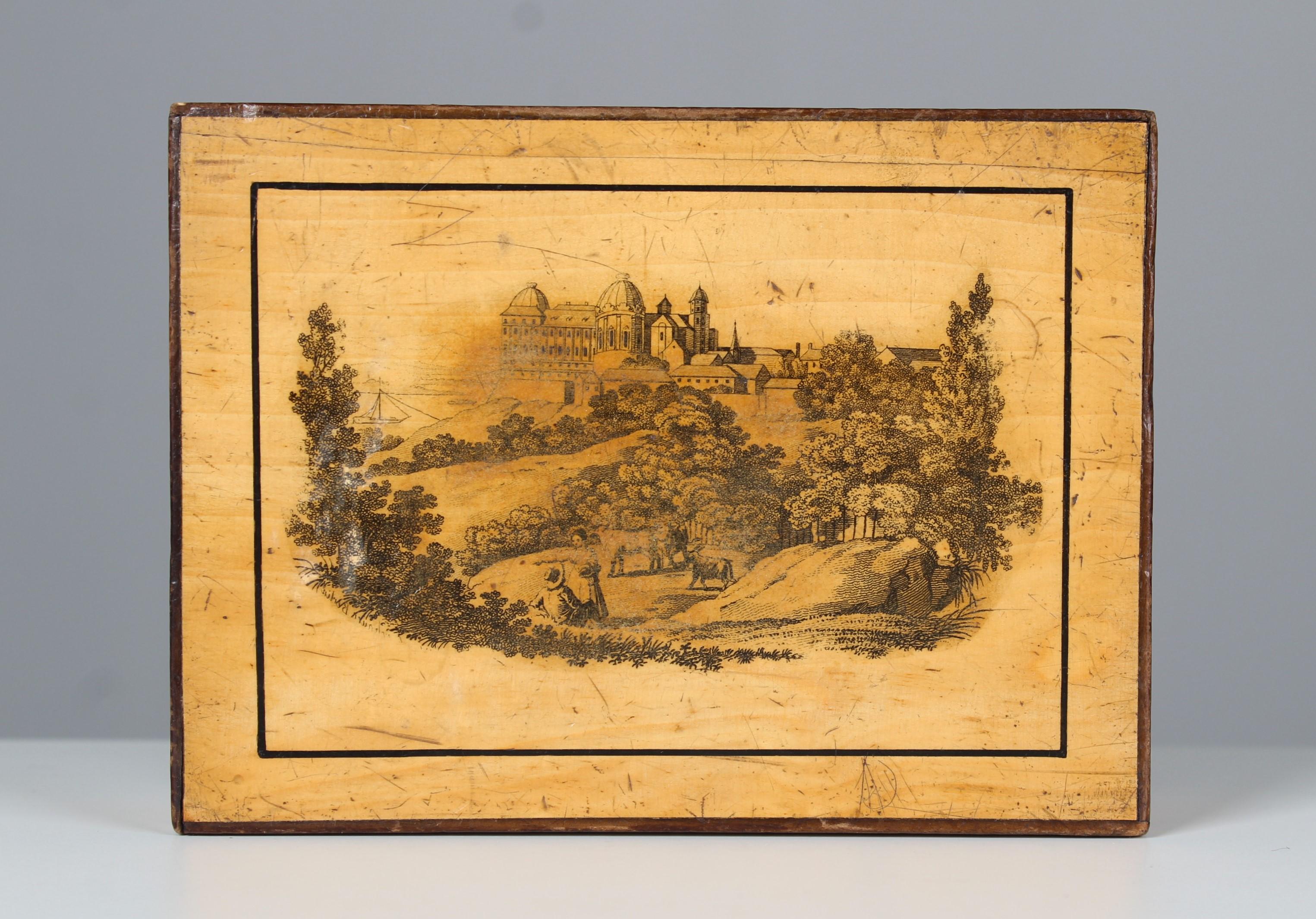 Caja antigua de madera de arce, alrededor de 1900.
Bonita imagen en la parte superior de la caja, realizada con una técnica especial de impresión por transferencia.





