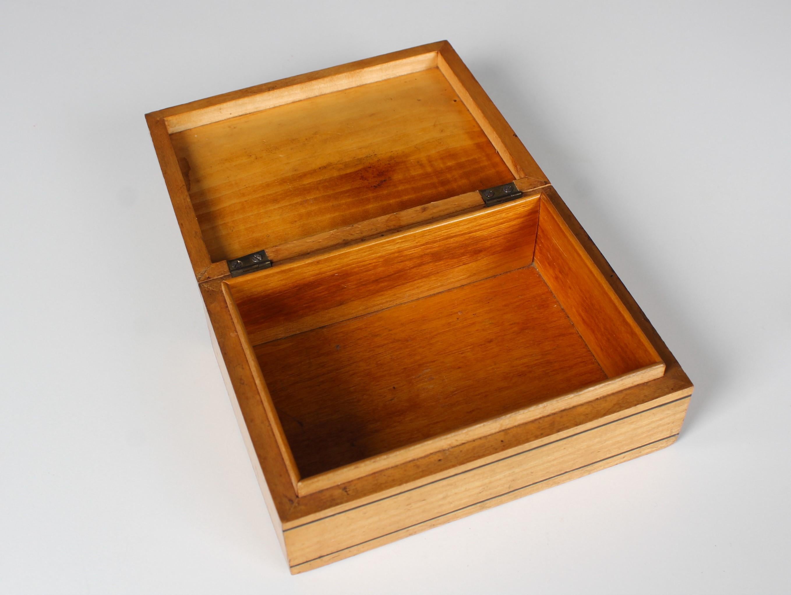 Européen Boîte en bois ancienne avec technique d'impression par transfert, vers 1900 en vente