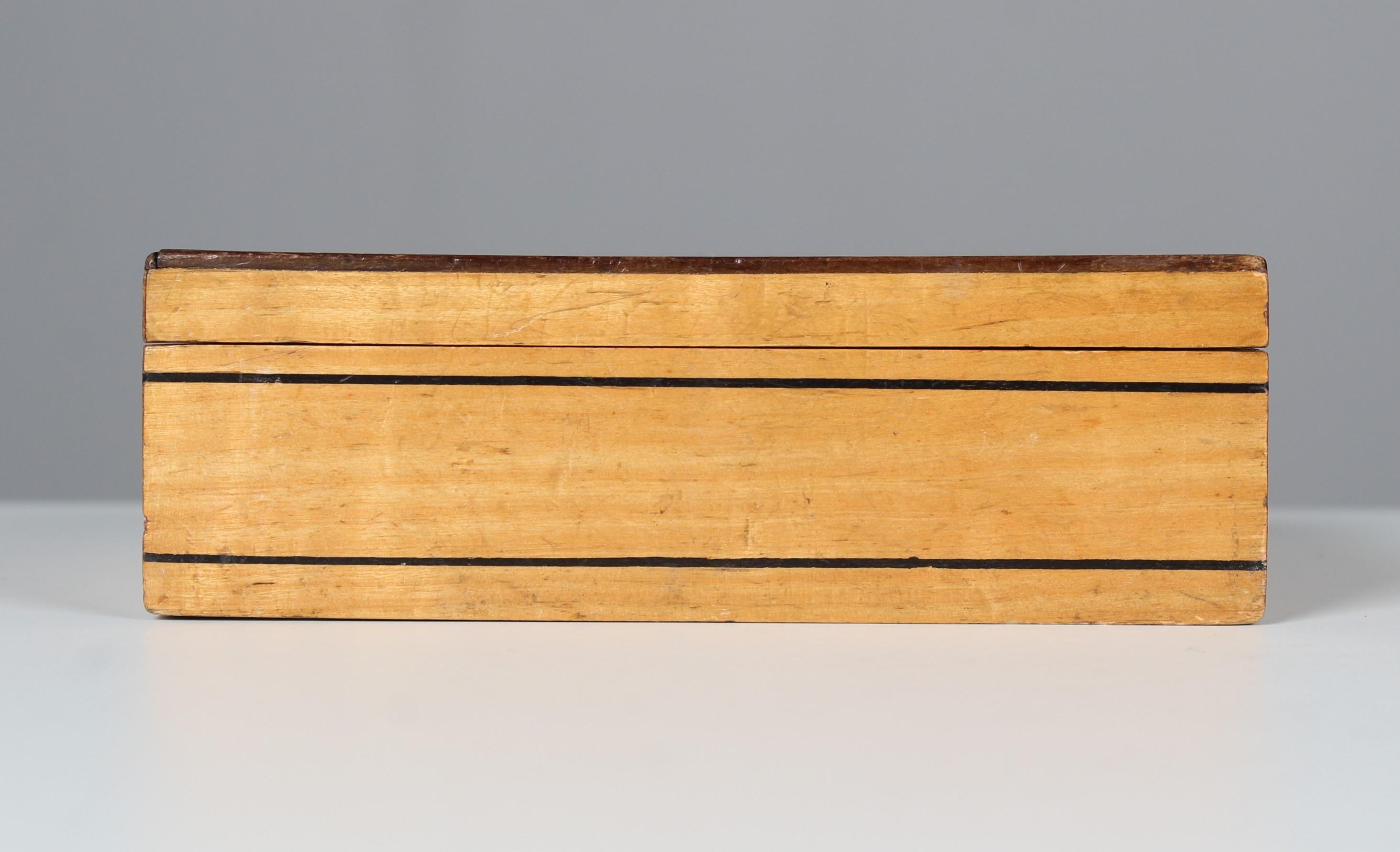 20ième siècle Boîte en bois ancienne avec technique d'impression par transfert, vers 1900 en vente