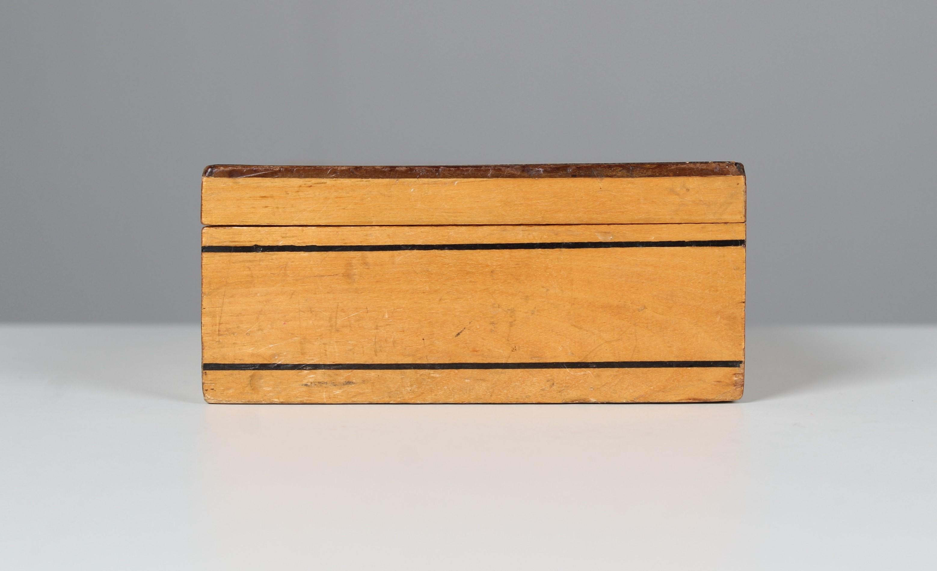 Bois Boîte en bois ancienne avec technique d'impression par transfert, vers 1900 en vente
