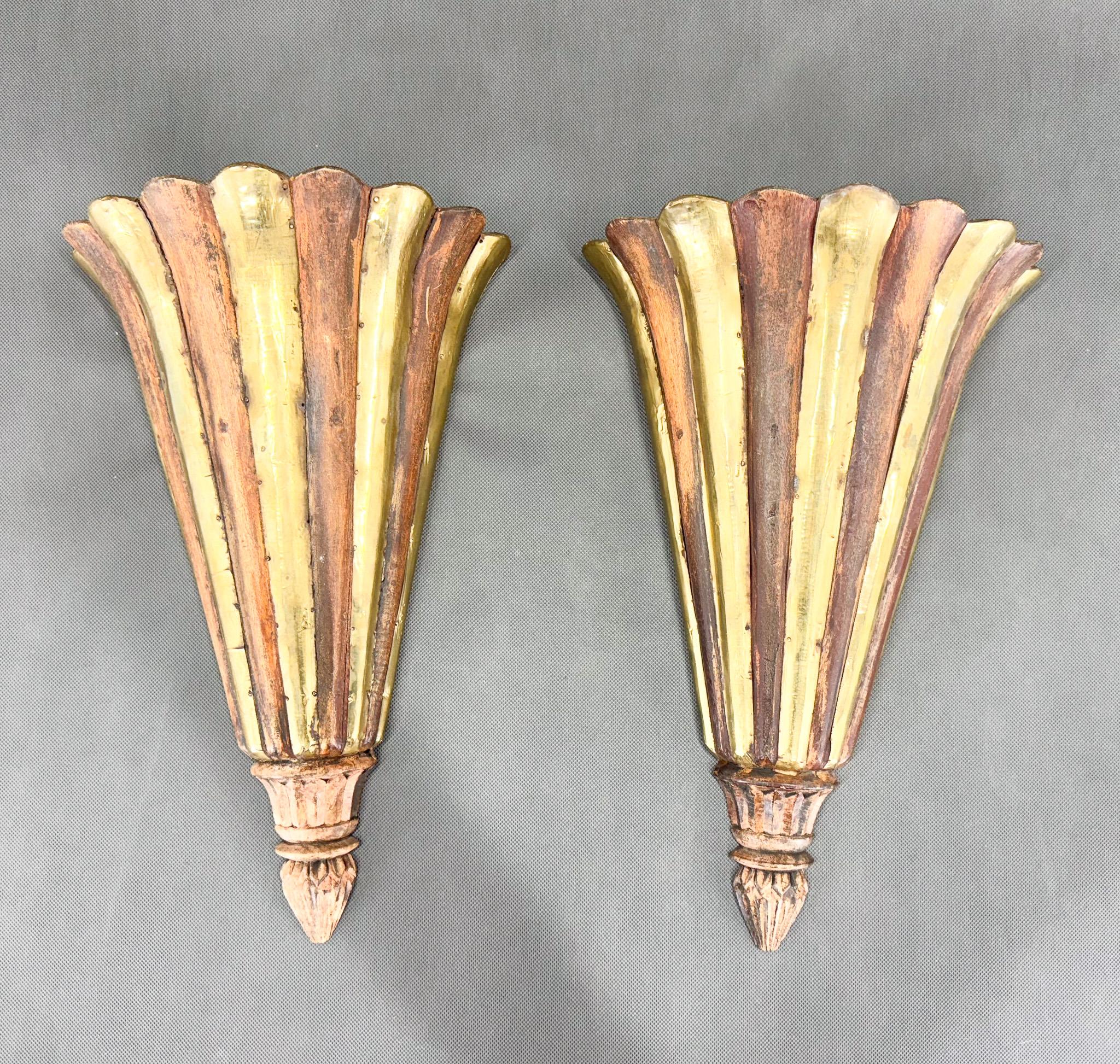 Antique French in legno Art Carved a parete con mensole intagliate e trasformate in luci da parete. Una combinazione molto raffinata di legno antico e ottone. Lussuoso look antico. 
Lampadine: 2 x 1 E26-E27. Compatibile con il cablaggio degli Stati
