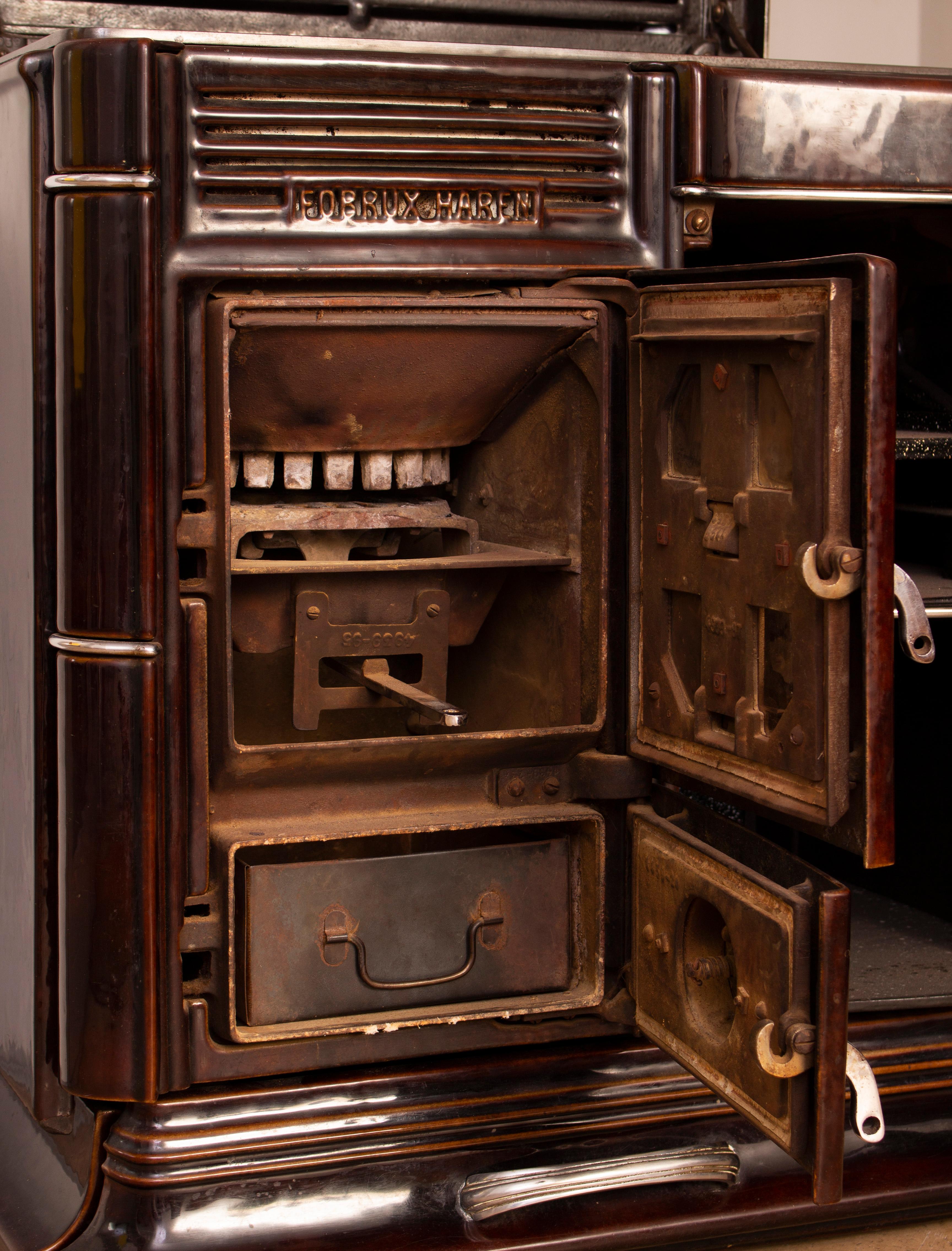 Wood burning iron stove by Fobrux Haren, (short for Les Fonderies Bruxelloises), a foundry close to Haren, Belgium.
Manufactured in the 1930s.
The stove has been restaured and is well-functioning.