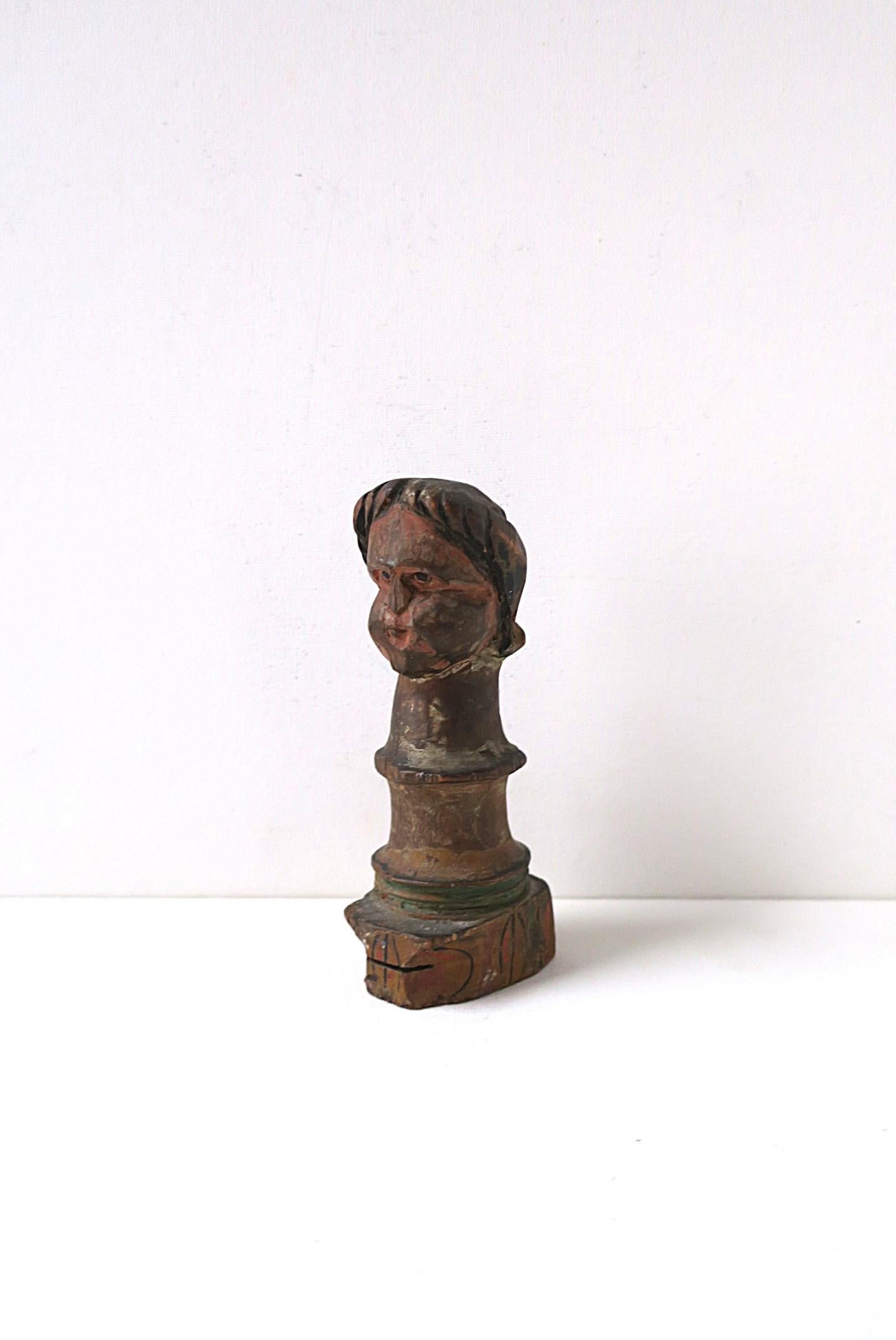 Intagliato a mano Antique Wood Bust Sculpture in vendita