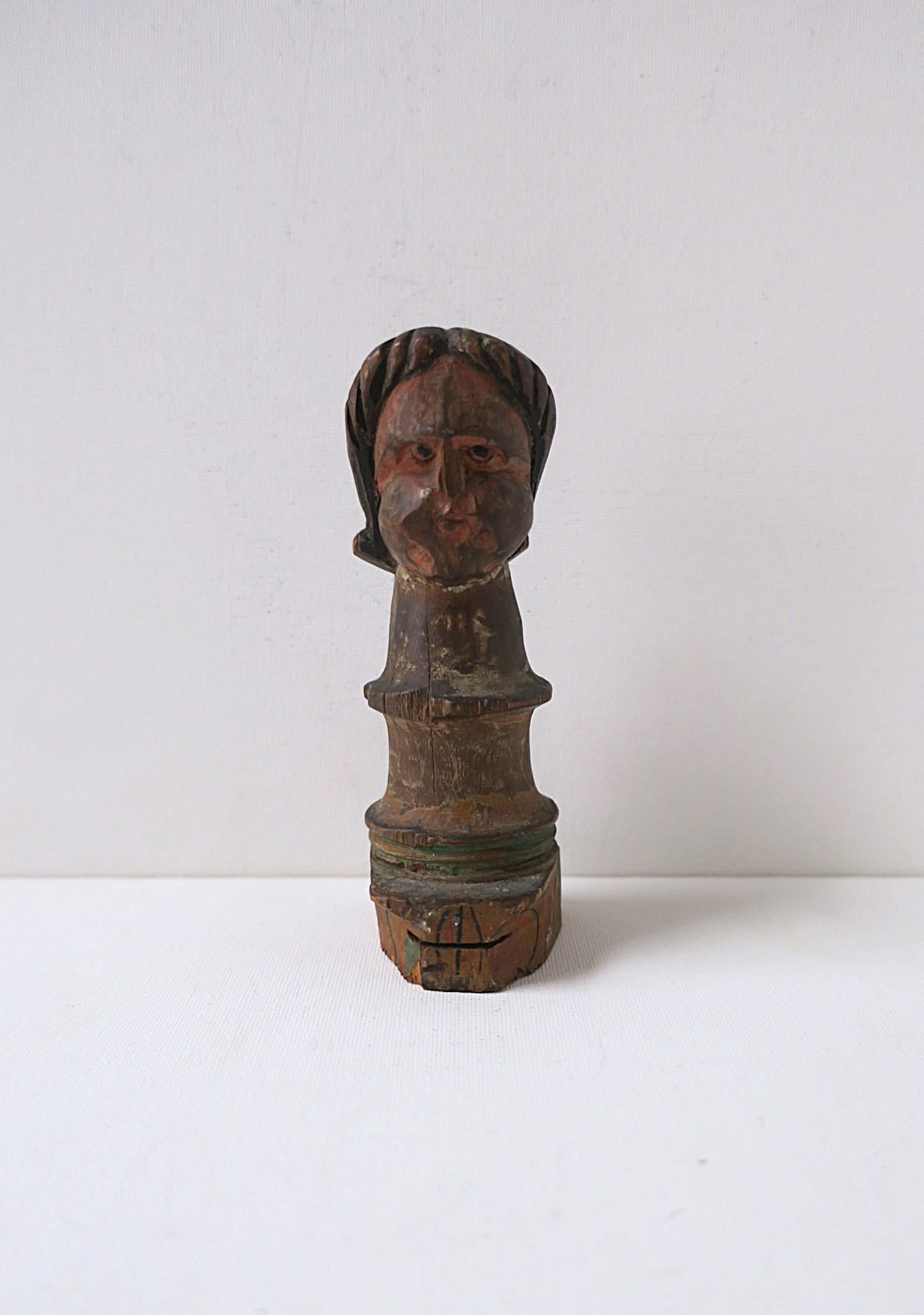 Antique Wood Bust Sculpture In condizioni buone in vendita a New York, NY