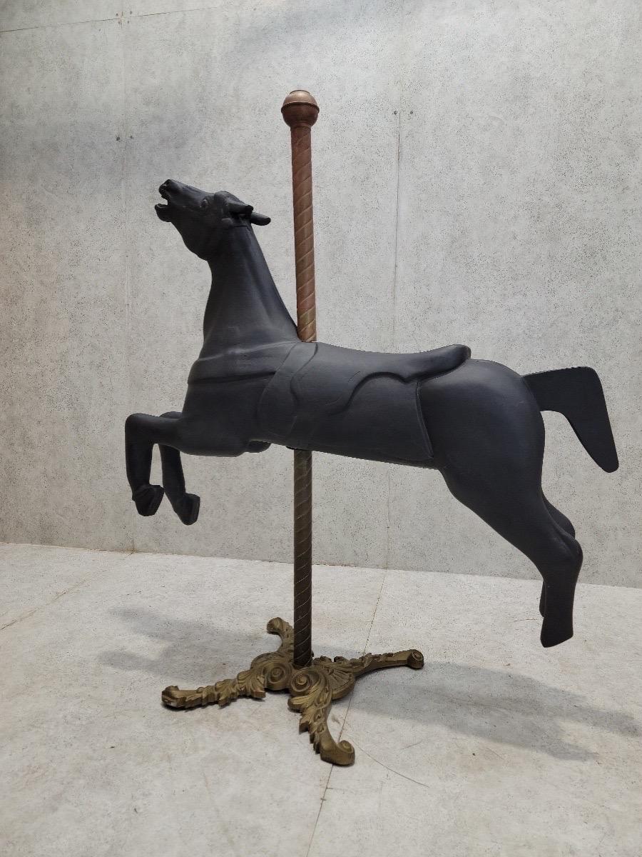 Antiquité - Cheval de carrousel américain en bois sculpté

Magnifique cheval de carrousel américain classique, sculpté en bois, datant du début des années 1900. Le cheval a été remis à neuf et peint en noir mat avec une base en métal ornemental