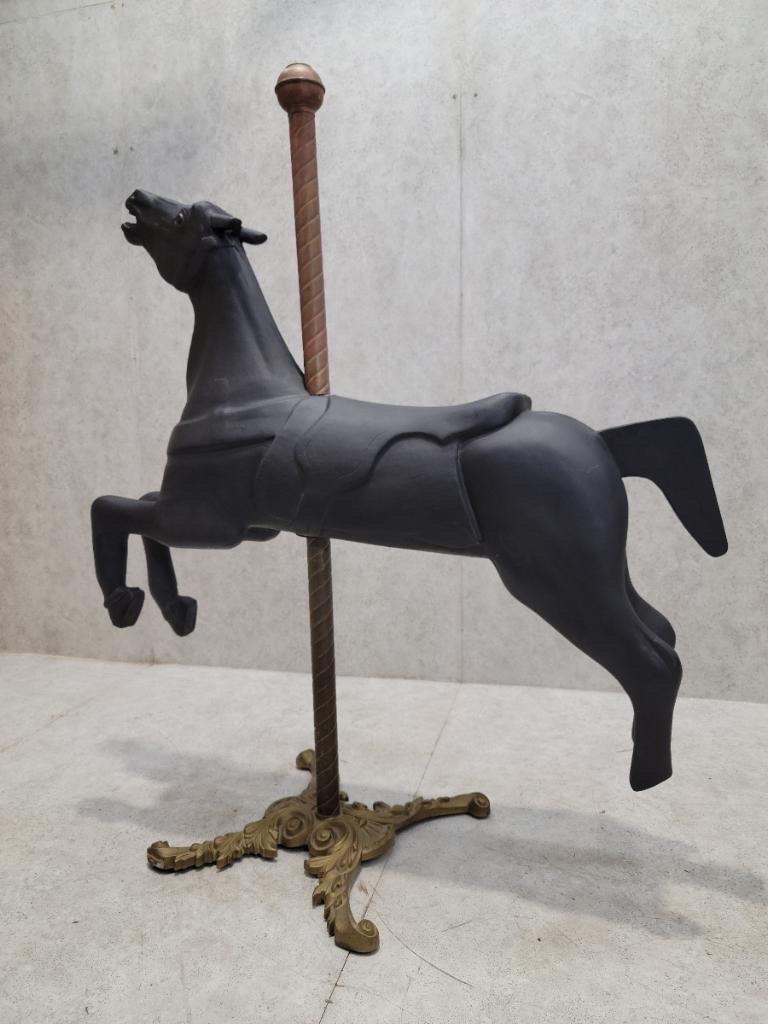 Classique américain Antiquité - Cheval de carrousel américain en bois sculpté en vente