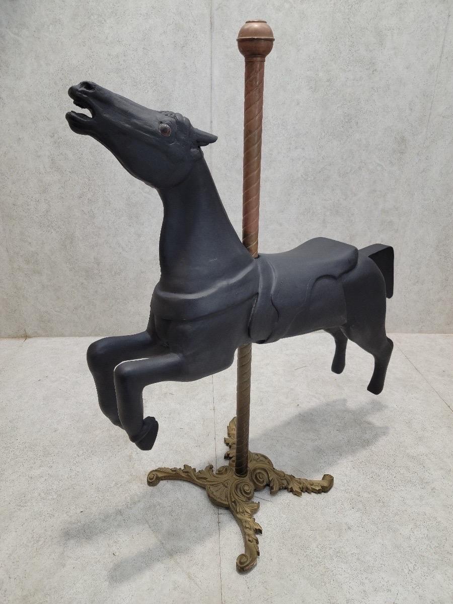 Américain Antiquité - Cheval de carrousel américain en bois sculpté en vente