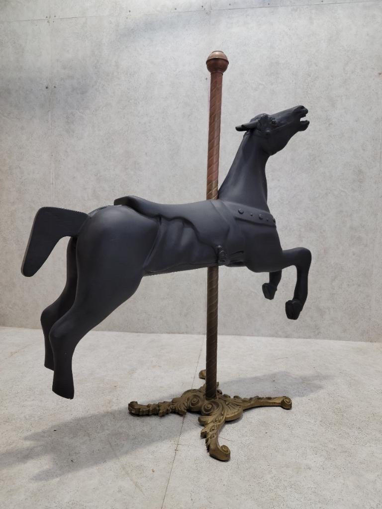 Sculpté Antiquité - Cheval de carrousel américain en bois sculpté en vente