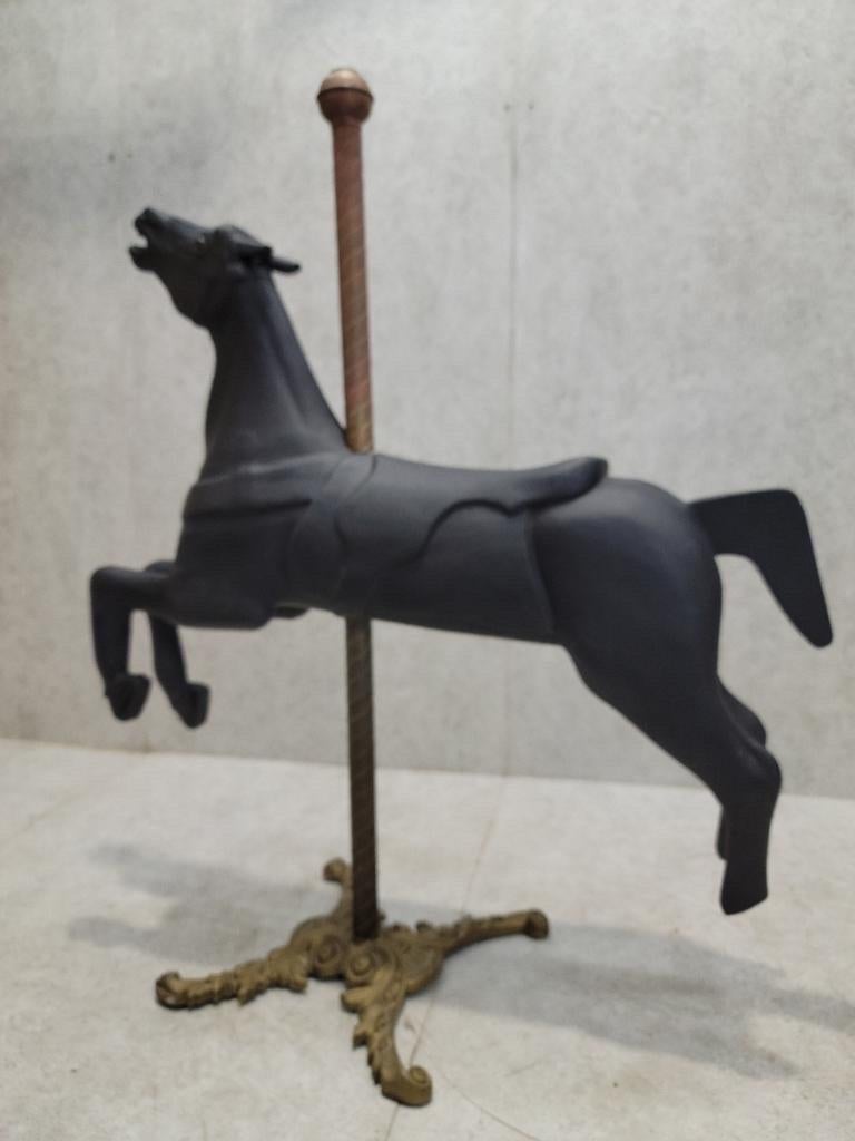 Antiquité - Cheval de carrousel américain en bois sculpté Bon état - En vente à Chicago, IL