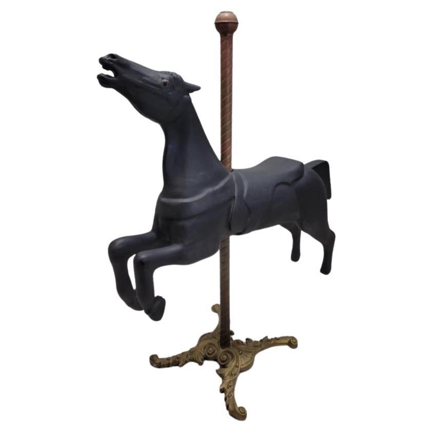Antikes geschnitztes amerikanisches Jumper-Karouselpferd aus Holz im Angebot