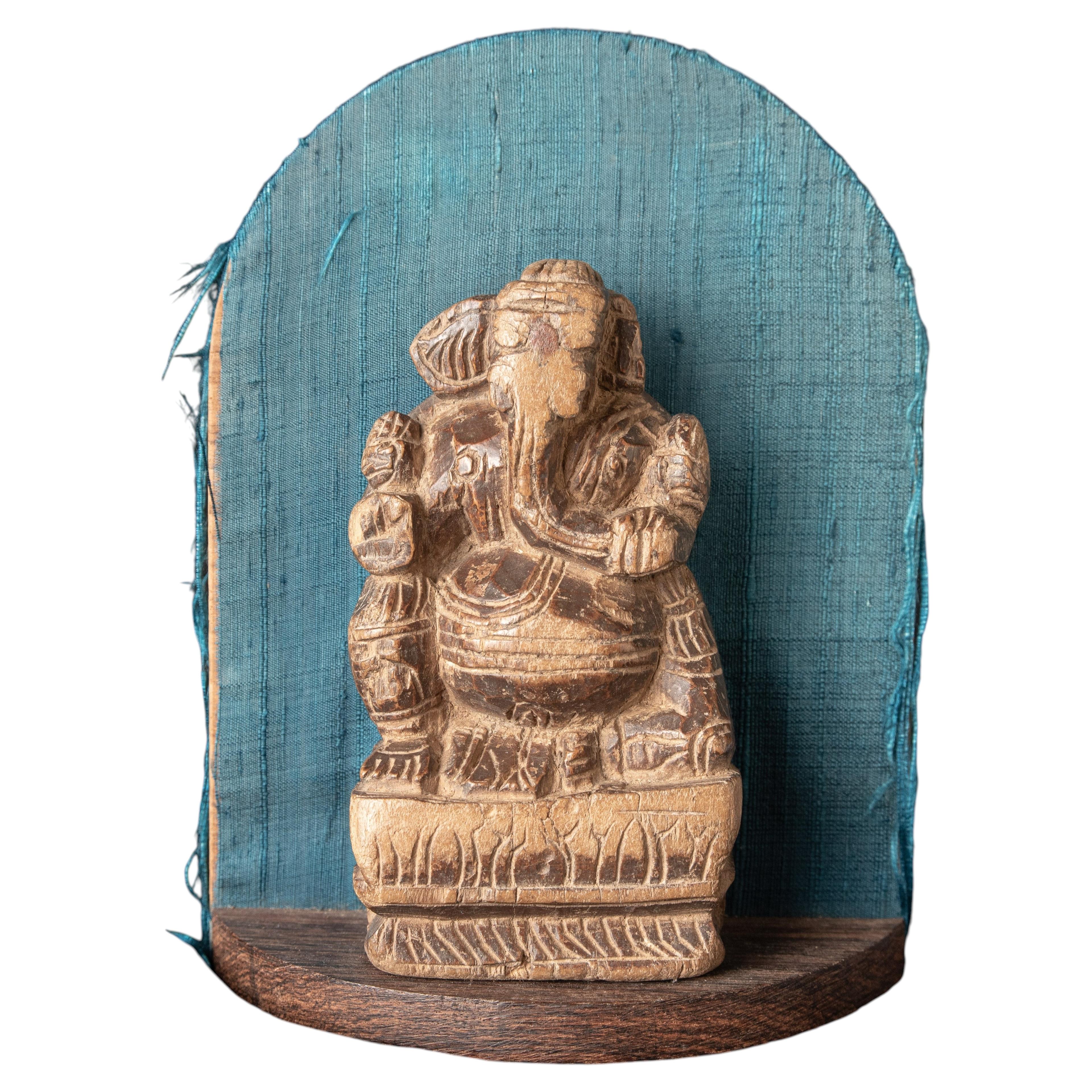 Figure antique de Ganesh en bois sculpté avec une forte personnalité