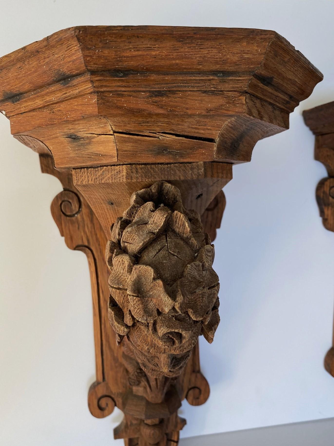 Set von 2 antiken, geschnitzten Wandhalterungen aus Holz (Mittelalterlich) im Angebot
