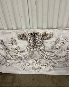 Escultura de pared tallada en madera antigua